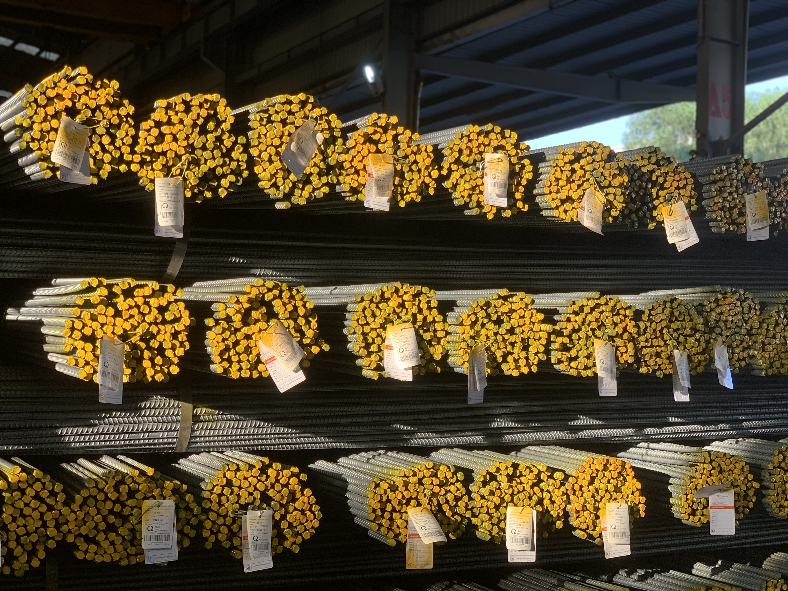 Sản xuất th&eacute;p th&agrave;nh phẩm năm 2023 đạt khoảng 28 triệu tấn. ảnh:VNECONOMY