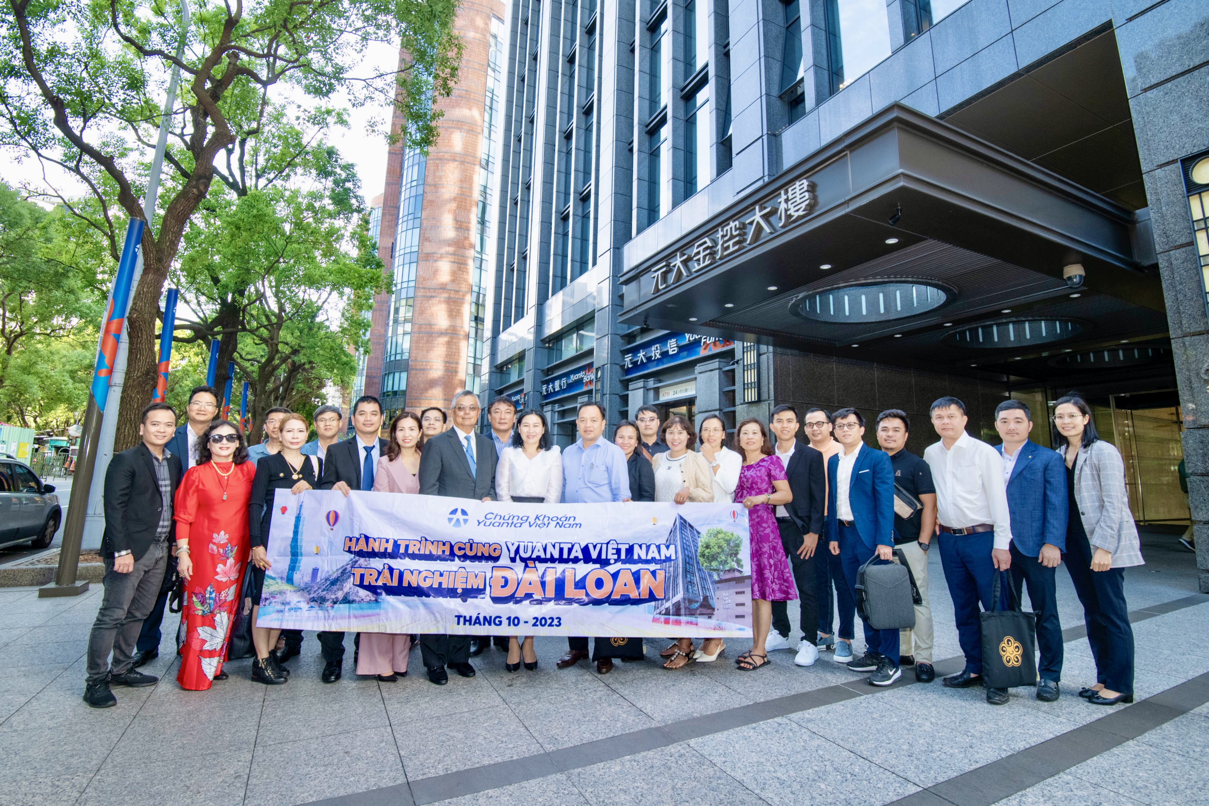 Nhà đầu tư Việt Nam tại tòa nhà văn phòng tập đoàn Yuanta Đài Loan.
