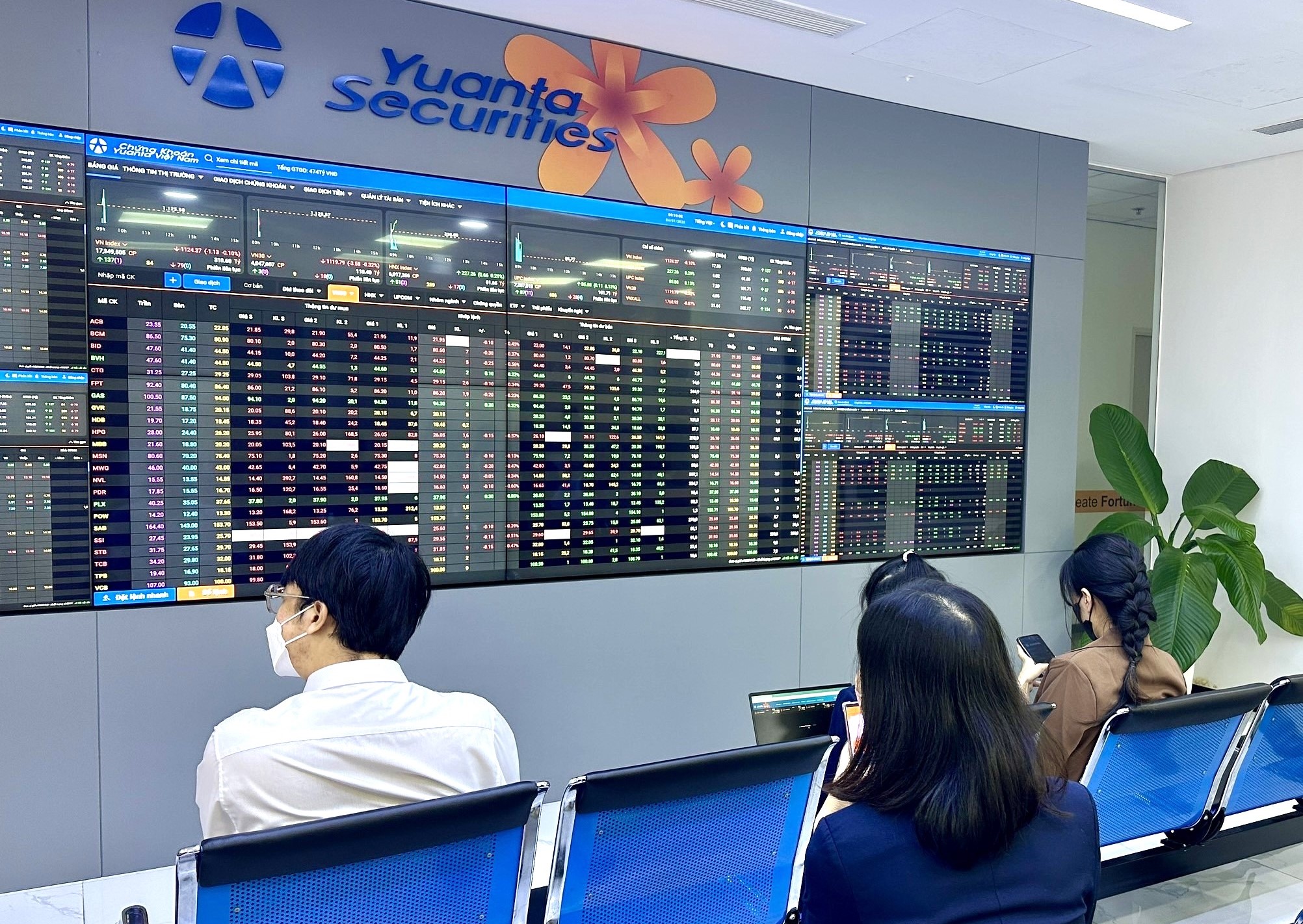Nh&agrave; đầu tư tại s&agrave;n giao dịch C&ocirc;ng ty Chứng kho&aacute;n Yuanta Việt Nam.