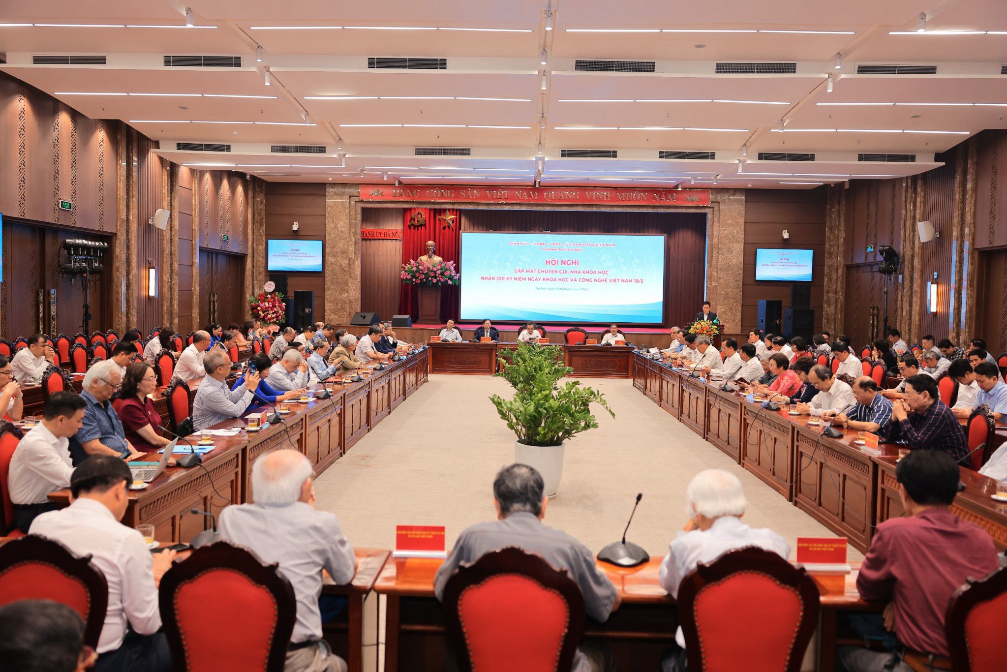 Phó Bí Thư Thành ủy, Chủ tịch UBND Tp.Hà Nội Trần Sỹ Thanh chủ trì Hội nghị gặp gỡ chuyên gia, nhà khoa học nhân kỷ niệm Ngày Khoa học và Công nghệ Việt Nam (18/5).