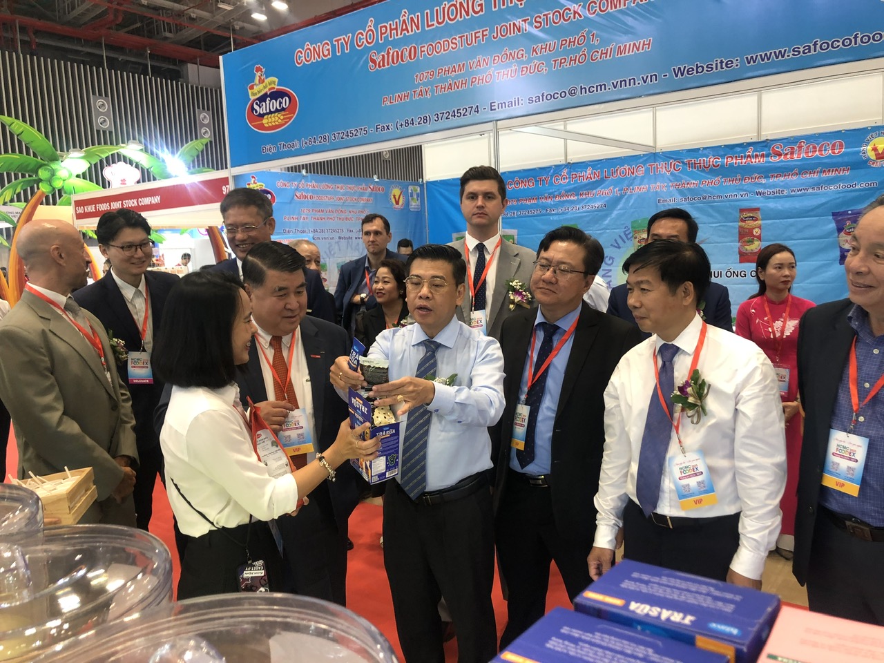 Lãnh đạo TP.HCM và các đại biểu tham quan các gian trưng bày tại triển lãm. Ảnh: PA.