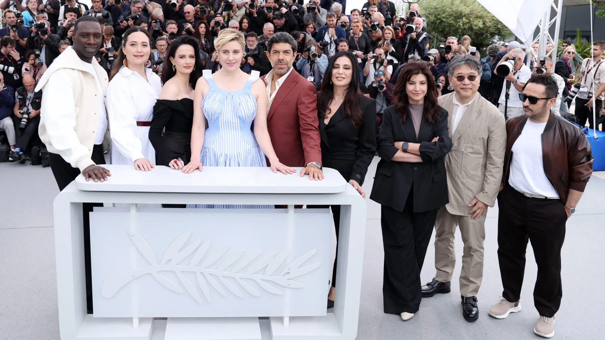 Trong ngày khai mạc, BGK của Cannes lần thứ 77 cũng đã có cuộc gặp gỡ và trả lời các câu hỏi của truyền thông. 