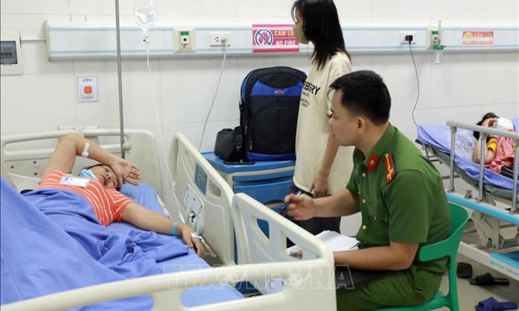 Công nhân nghi ngộ độc được điều trị tại bệnh viện. Ảnh: TTXVN.
