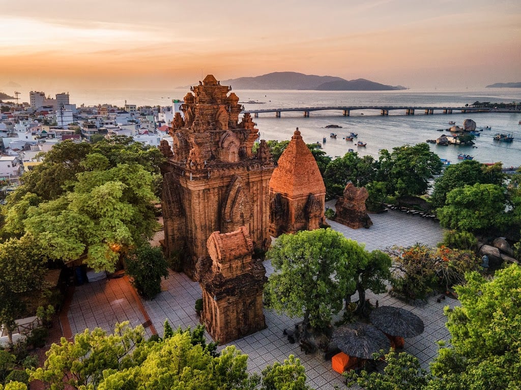 Hệ thống các danh thắng gắn bó chặt chẽ với đời sống văn hóa bản địa là sức hút để du khách đến với Nha Trang.