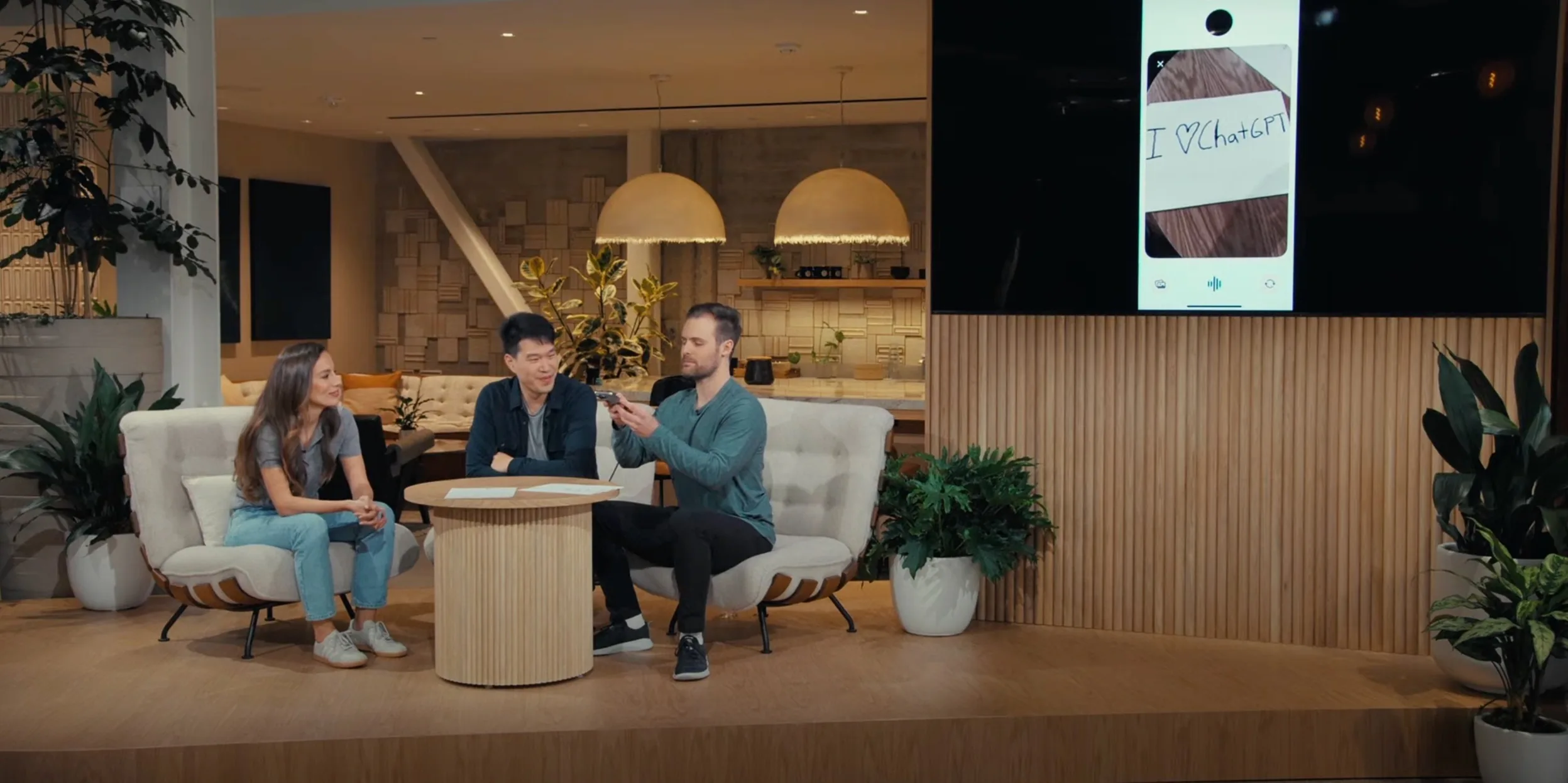 Giám đốc Công nghệ Mira Murati cùng 2 nhân viên trong video yêu cầu ChatGPT-4o giải phương trình.
