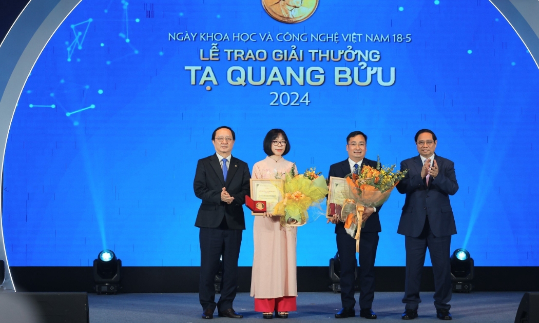 Thủ tướng Chính phủ Phạm Minh Chính và Bộ trưởng Bộ Khoa học và Công nghệ Huỳnh Thành Đạt trao giải thưởng và chúc mừng các tác giả được giải Tạ Quang Bửu năm 2024.