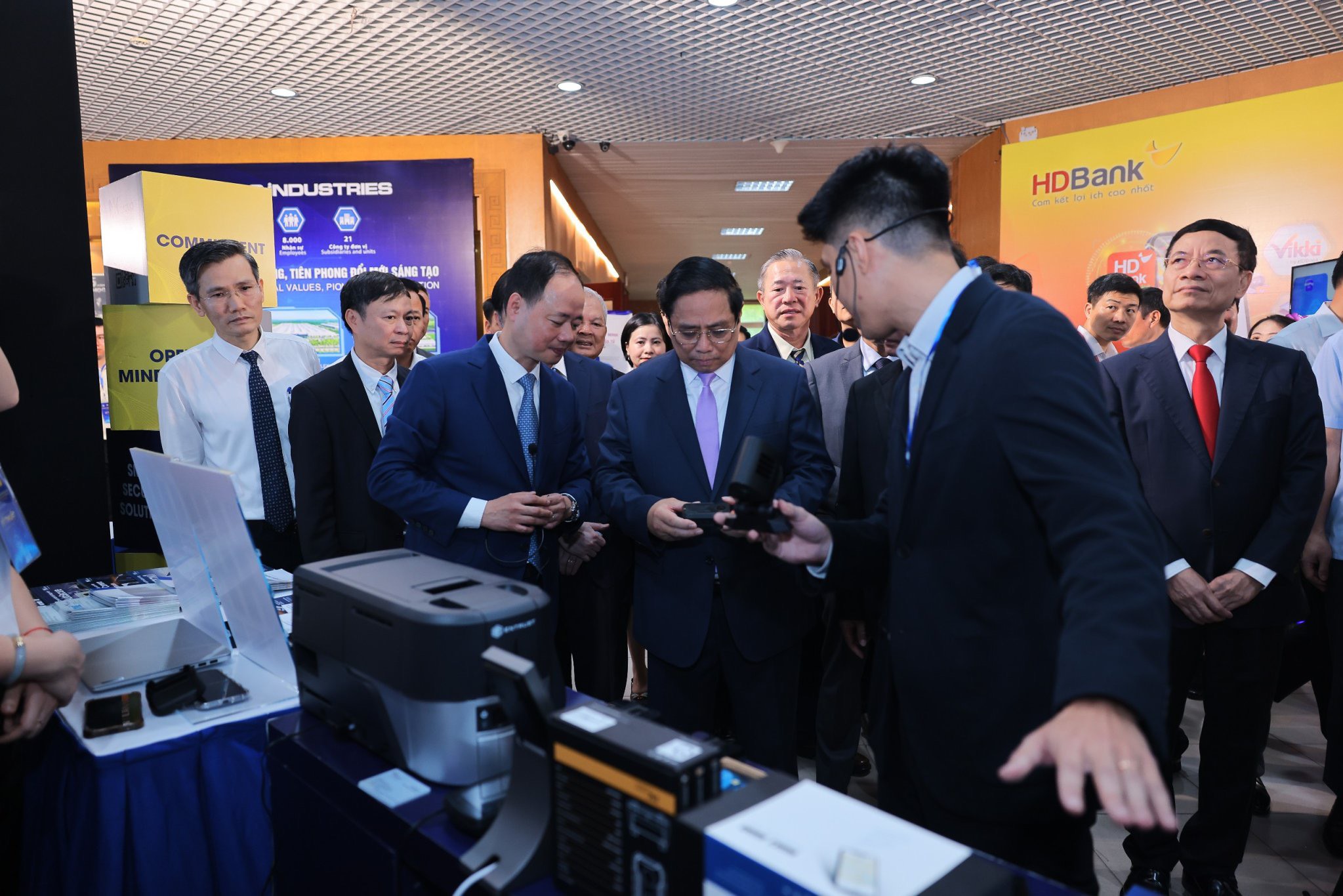 Thủ tướng Chính phủ và các đại biểu thăm quan các gian trưng bày thành tựu khoa học công nghệ và đổi mới sáng tạo.