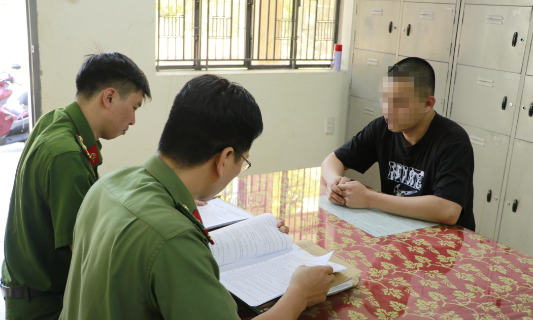 Cơ quan Công an làm việc với đối tượng N.T.L - Ảnh Công an tỉnh Bình Phước.