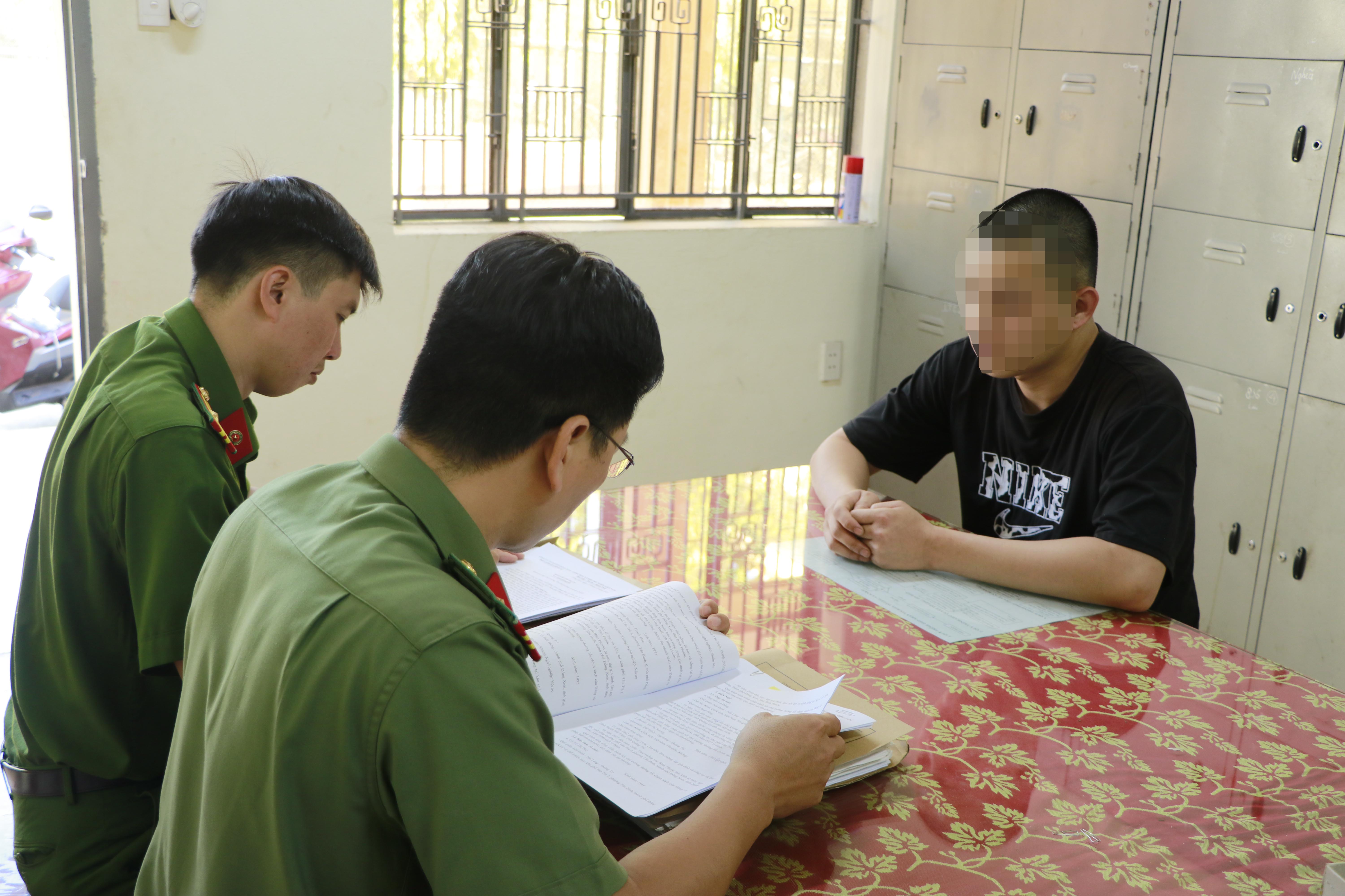 Cơ quan Công an làm việc với đối tượng N.T.L - Ảnh Công an tỉnh Bình Phước.