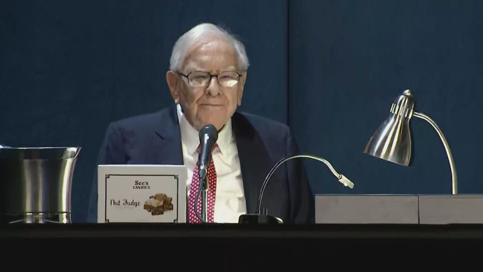 Ông Warren Buffett đại hội cổ đông thường niên của Berkshire hôm 4/5 - Ảnh: CNBC