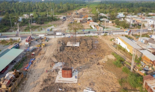 Cát san lấp huy động về công trường Vành đai 3 TP.HCM vẫn thiếu