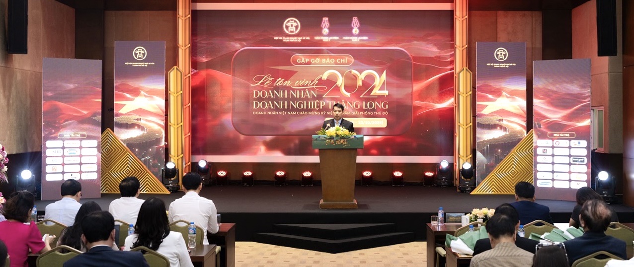 &Ocirc;ng Mạc Quốc Anh, Ph&oacute; Chủ tịch ki&ecirc;m Tổng thư k&yacute; Hiệp hội doanh nghiệp nhỏ v&agrave; vừa Th&agrave;nh phố H&agrave; Nội ph&aacute;t biểu tại buổi lễ.