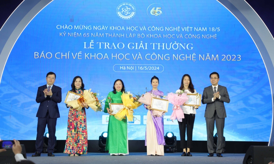 Thứ trưởng Bộ Khoa học và Công nghệ Nguyễn Hoàng Giang và Thứ trưởng Bộ Thông tin và Truyền thông Nguyễn Thanh Lâm trao giải Nhất cho các tác giả, tác phẩm báo chí.