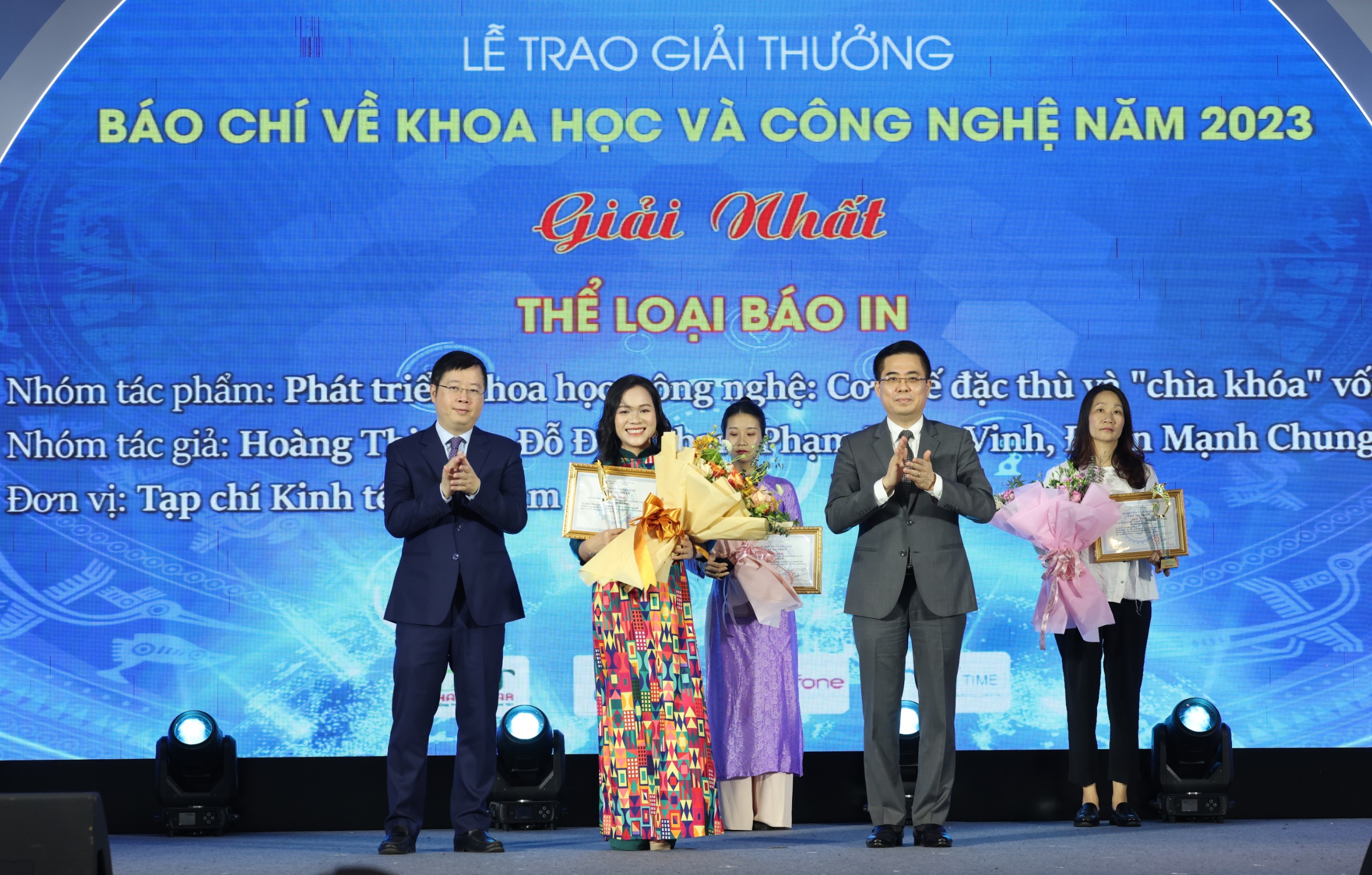 Thứ trưởng Nguyễn Ho&agrave;ng Giang v&agrave; Thứ trưởng Nguyễn Thanh L&acirc;m trao giải Nhất cho đại diện nh&oacute;m t&aacute;c giả đạt giải của Tạp ch&iacute; Kinh tế Việt Nam.