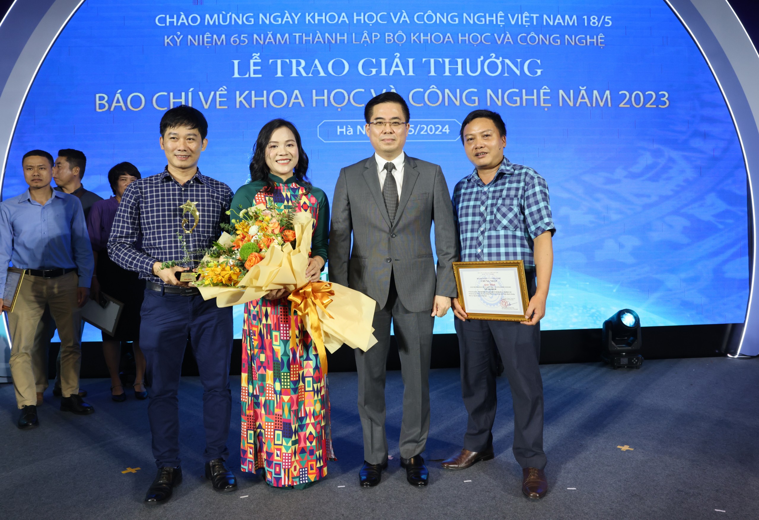 Thứ trưởng Bộ Khoa học và Công nghệ Nguyễn Hoàng Giang chụp ảnh lưu niệm với Nhóm tác giả Tạp chí Kinh tế Việt Nam dành giải Nhất Giải thưởng báo chí Khoa học công nghệ năm 2023 thể loại báo in.