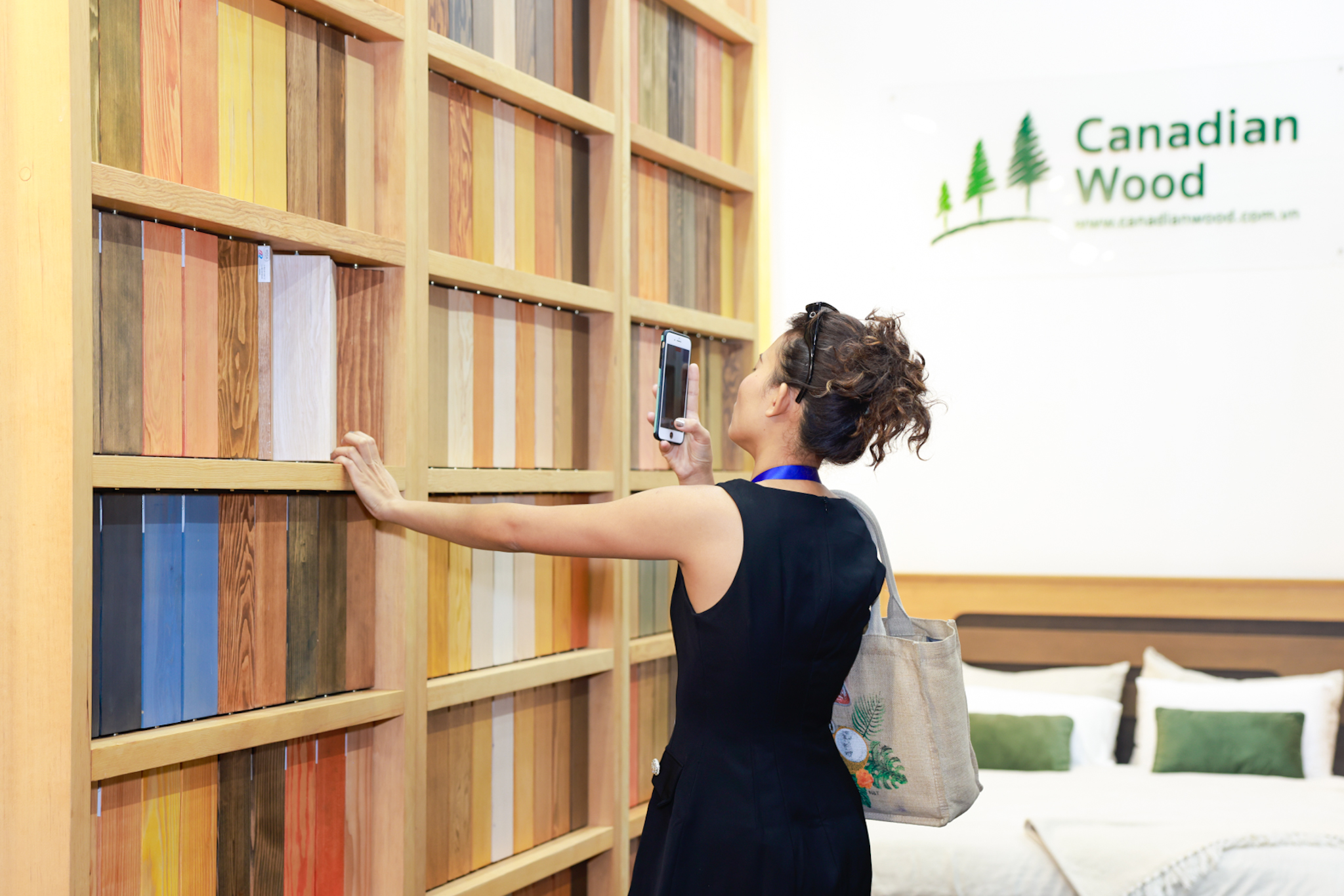 Kh&aacute;ch h&agrave;ng đang kh&aacute;m ph&aacute; c&aacute;c loại gỗ mềm Canada tại HAWA Expo 2024.