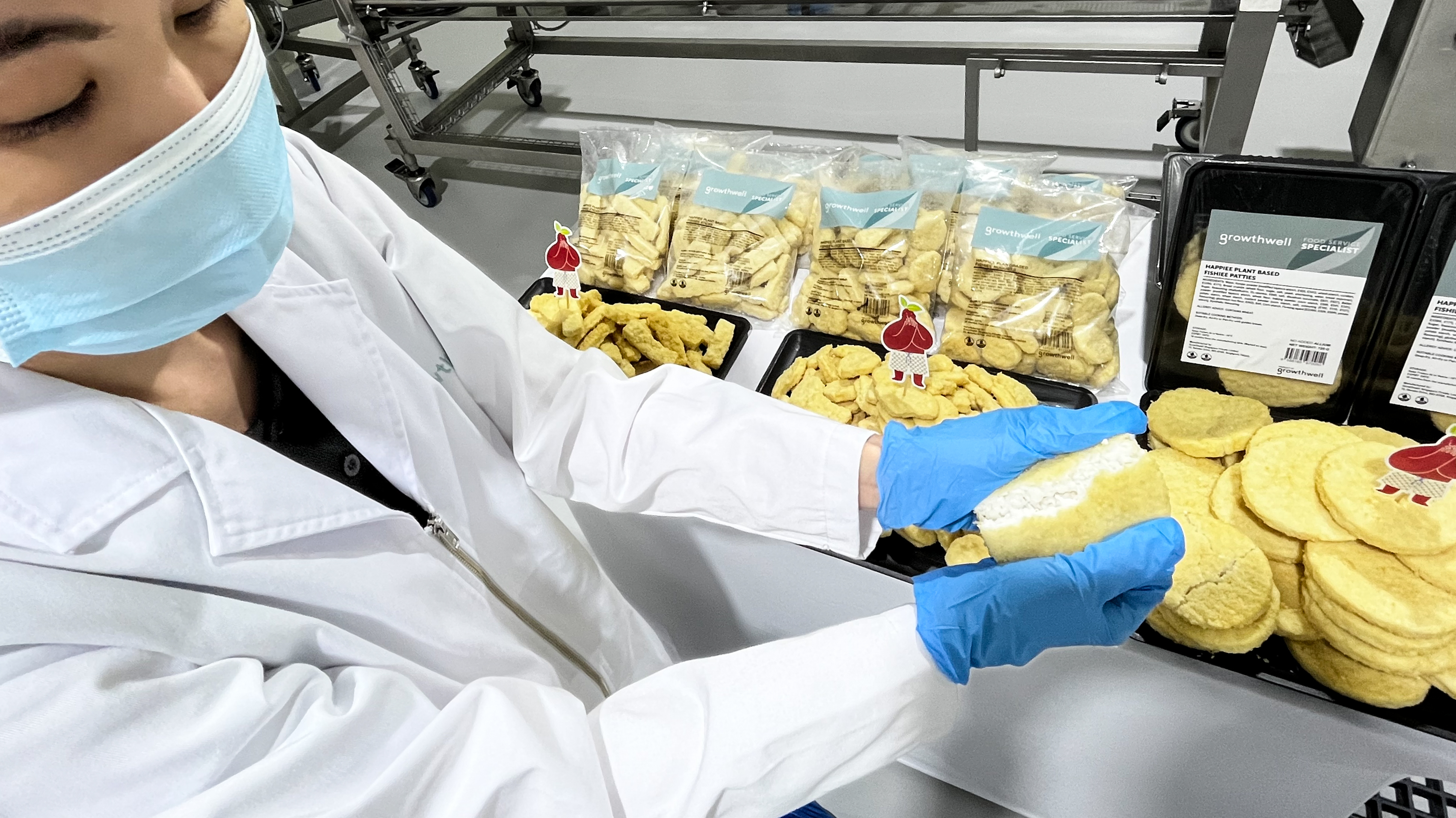 C&aacute;c doanh nghiệp đang chuẩn bị b&aacute;n c&aacute;c loại thịt thay thế của m&igrave;nh, chẳng hạn như chả c&aacute; Fishiee, tại c&aacute;c si&ecirc;u thị ở Singapore.