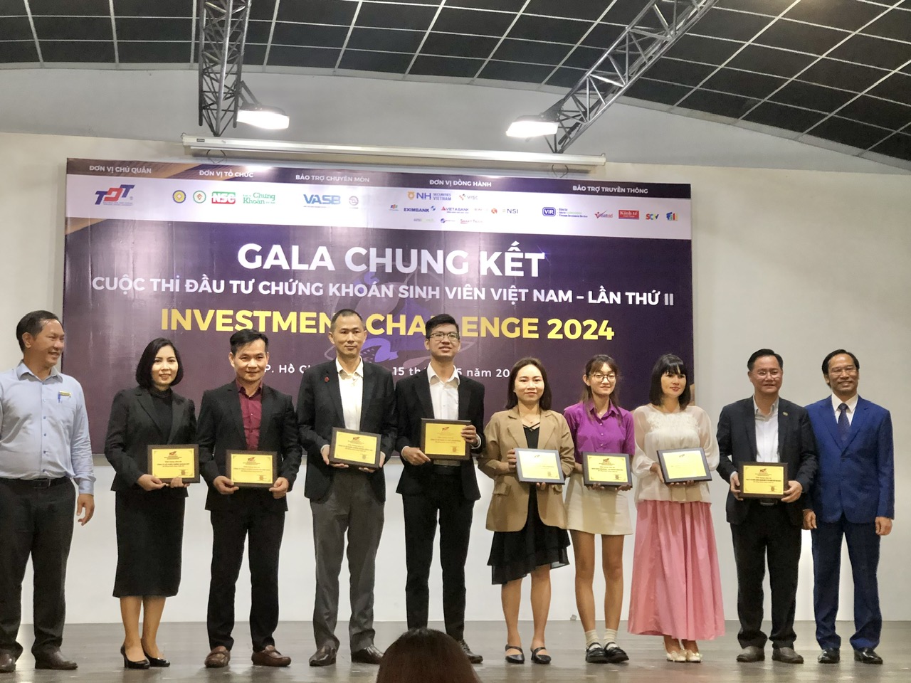 Các đơn vị tài trợ nhận kỷ niệm chương của ban tổ chức - Ảnh: PA.