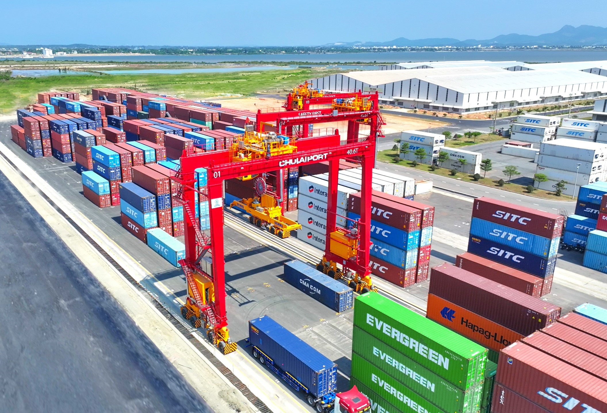 3 cẩu khung RTG do THACO INDUSTRIES sản xuất có sức nâng 40 tấn
