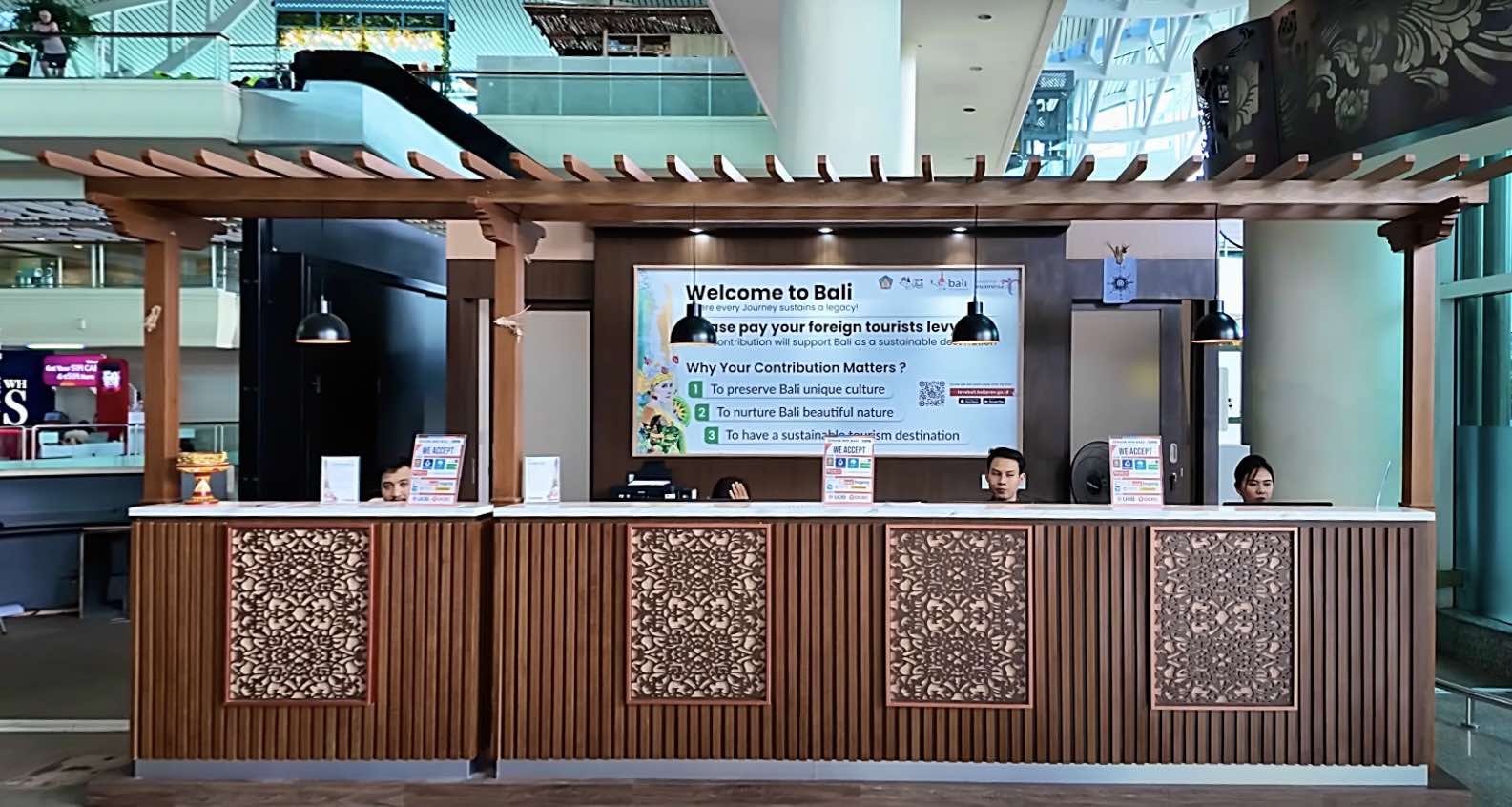 Từ 14/2, kh&aacute;ch quốc tế mọi lứa tuổi đến Bali phải trả th&ecirc;m một khoản ph&iacute; 150.000 rupiah (gần 10 USD) trước khi đến hoặc rời Indonesia.