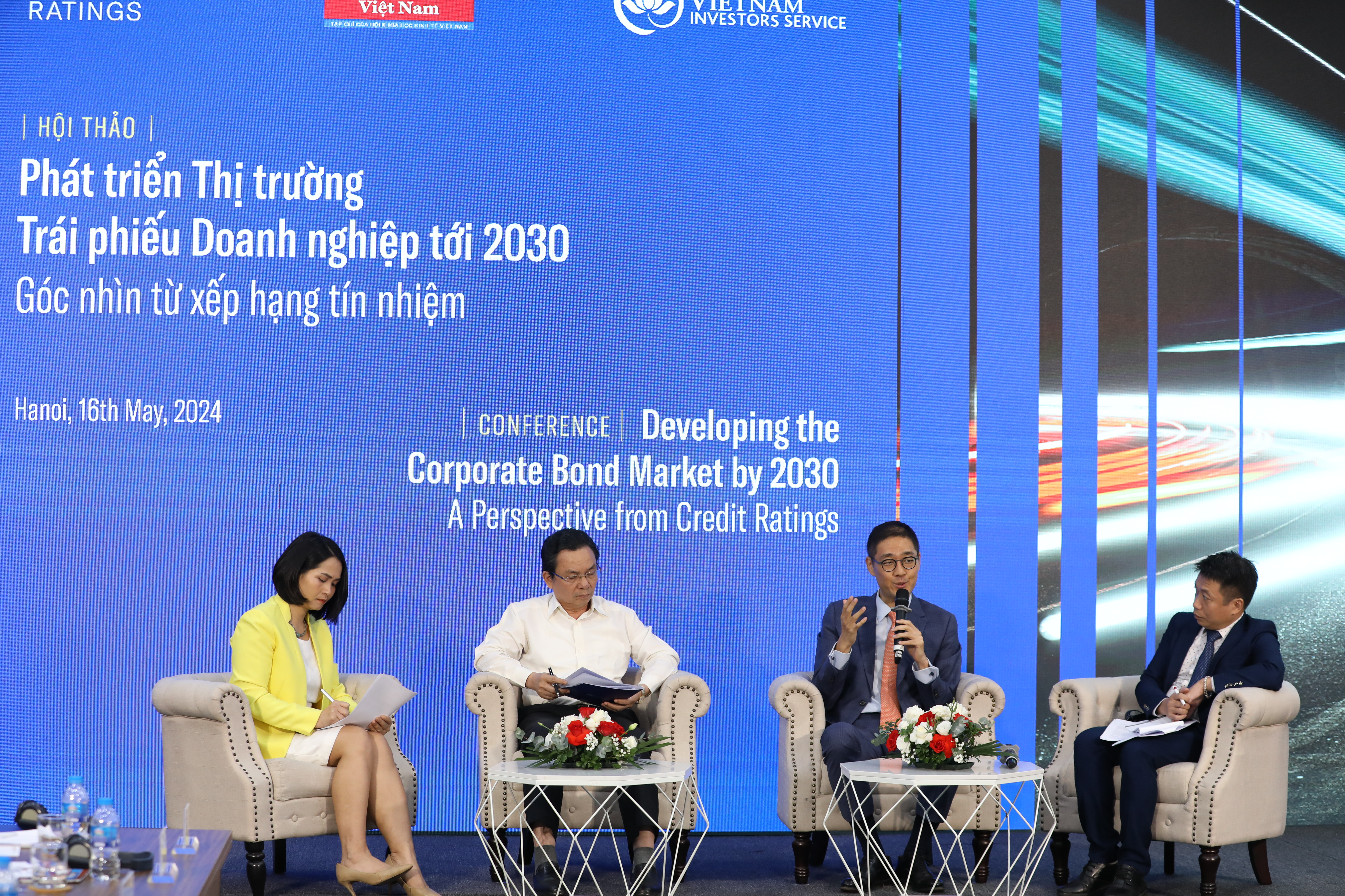 Ông Jeffrey Lee, Giám đốc phụ trách Khu vực châu Á Thái Bình Dương, Moody’s Ratings, trao đổi cùng các chuyên gia tại phiên tham luận. Ảnh: Việt Dũng.