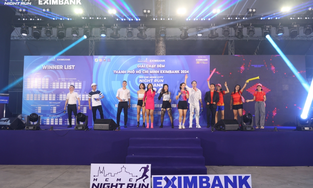 Bà Lê Thị Mai Loan, Phó Tổng Giám đốc Eximbank (chính giữa) cùng đại diện ban tổ chức cắt băng khai mạc sự kiện Ho Chi Minh City Night Run Eximbank mùa 3, năm 2024.
