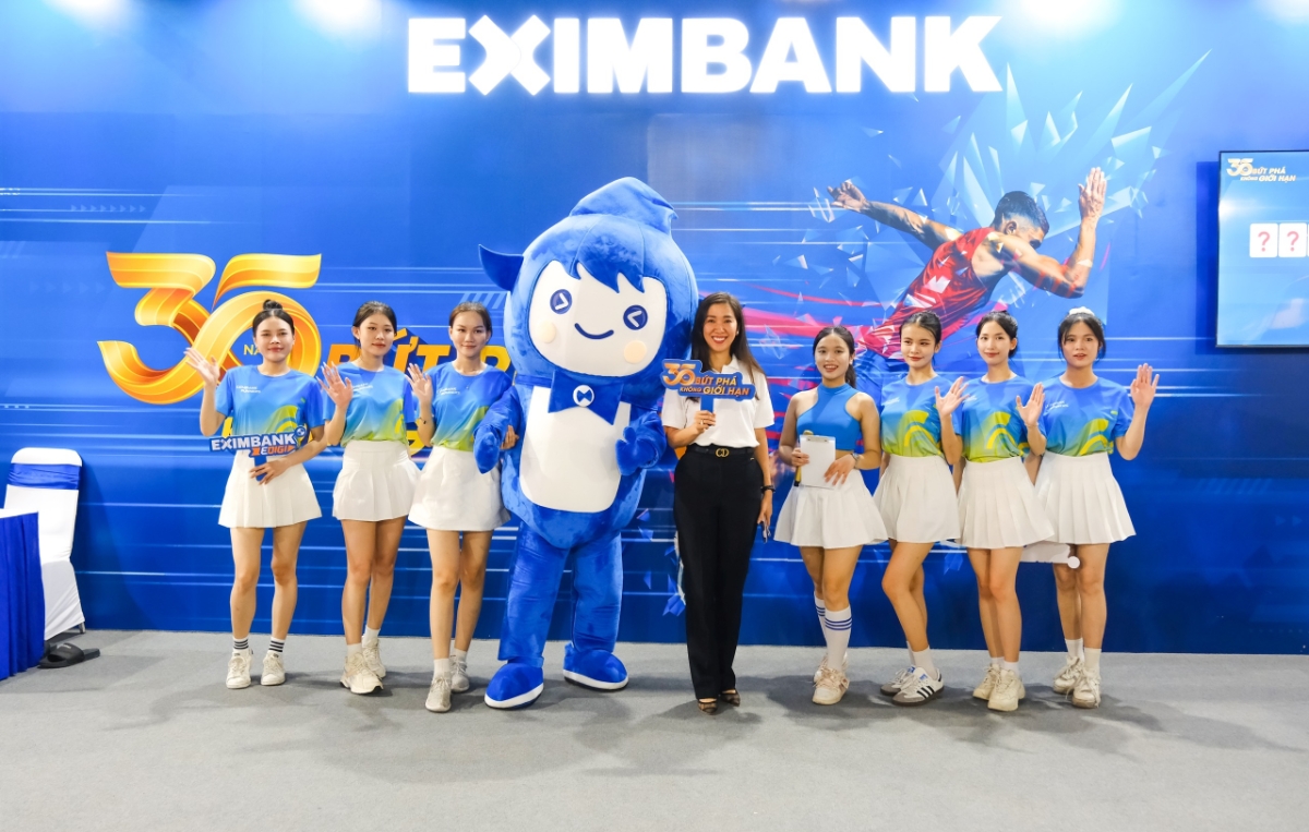 Linh vật Elias tại gian hàng của ngân hàng Eximbank.