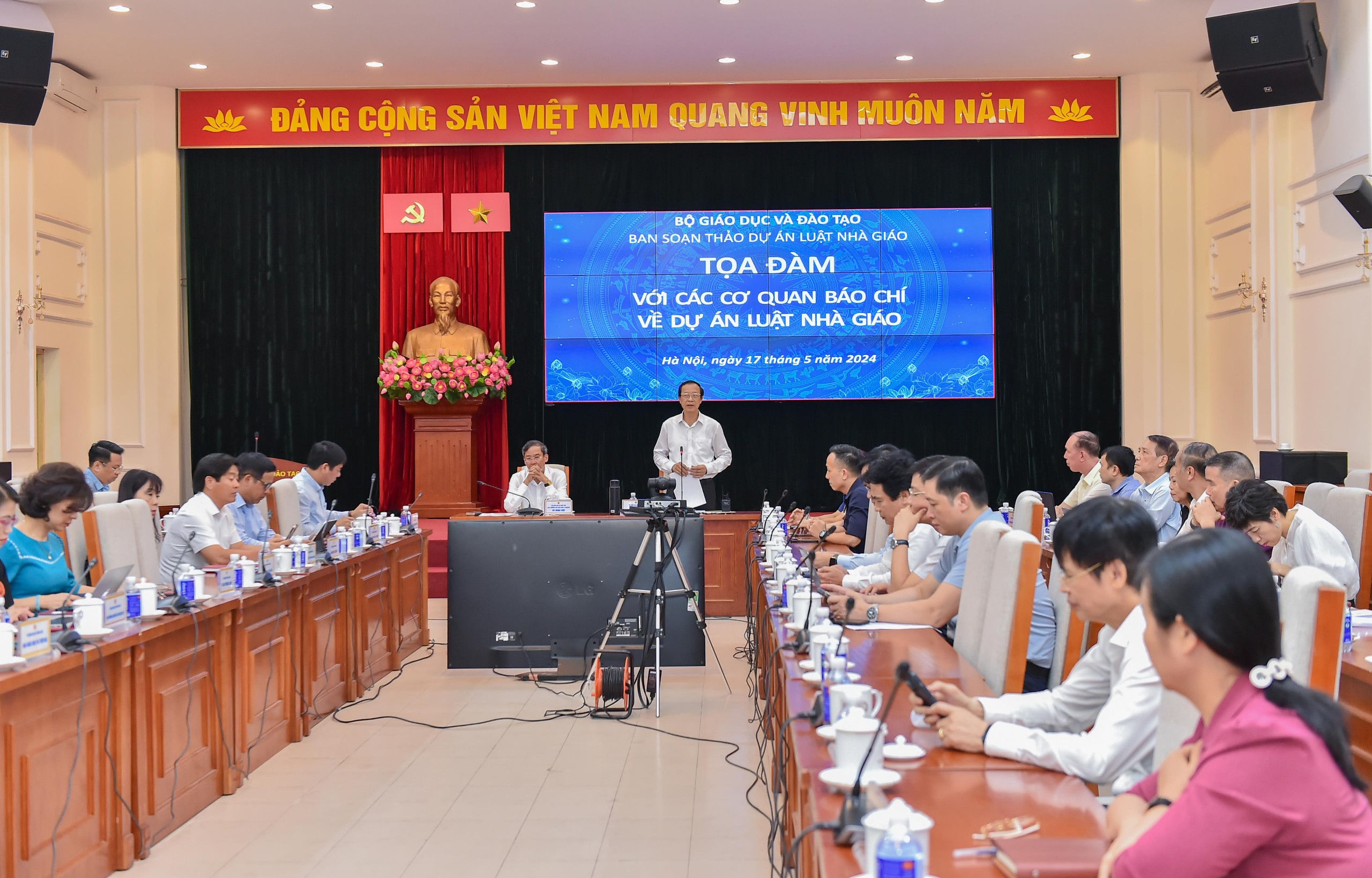 Quang cảnh buổi tọa đàm.