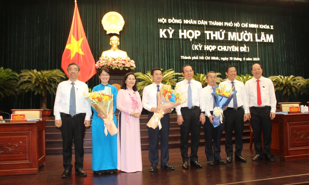 Bí thư Thành ủy TP.HCM Nguyễn Văn Nên cùng các lãnh đạo TP.HCM chúc mừng ông Dương Ngọc Hải (thứ 4 từ trái qua) và bà Trần Thị Diệu Thúy (thứ hai từ trái qua). Ảnh: TN