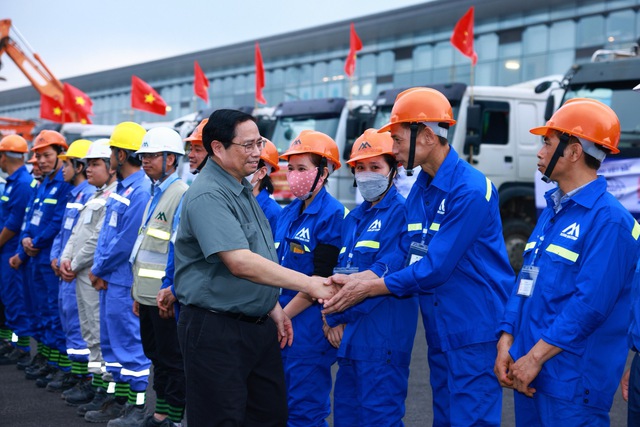 Thủ tướng động viên đội ngũ cán bộ, công nhân thi công dự án.