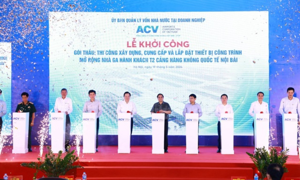 Thủ tướng nhấn nút khởi công dự án mở rộng nhà ga T2 sân bay Nội Bài - Ảnh: VGP. 