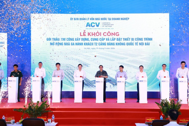 Thủ tướng nhấn nút khởi công dự án mở rộng nhà ga T2 sân bay Nội Bài - Ảnh: VGP. 
