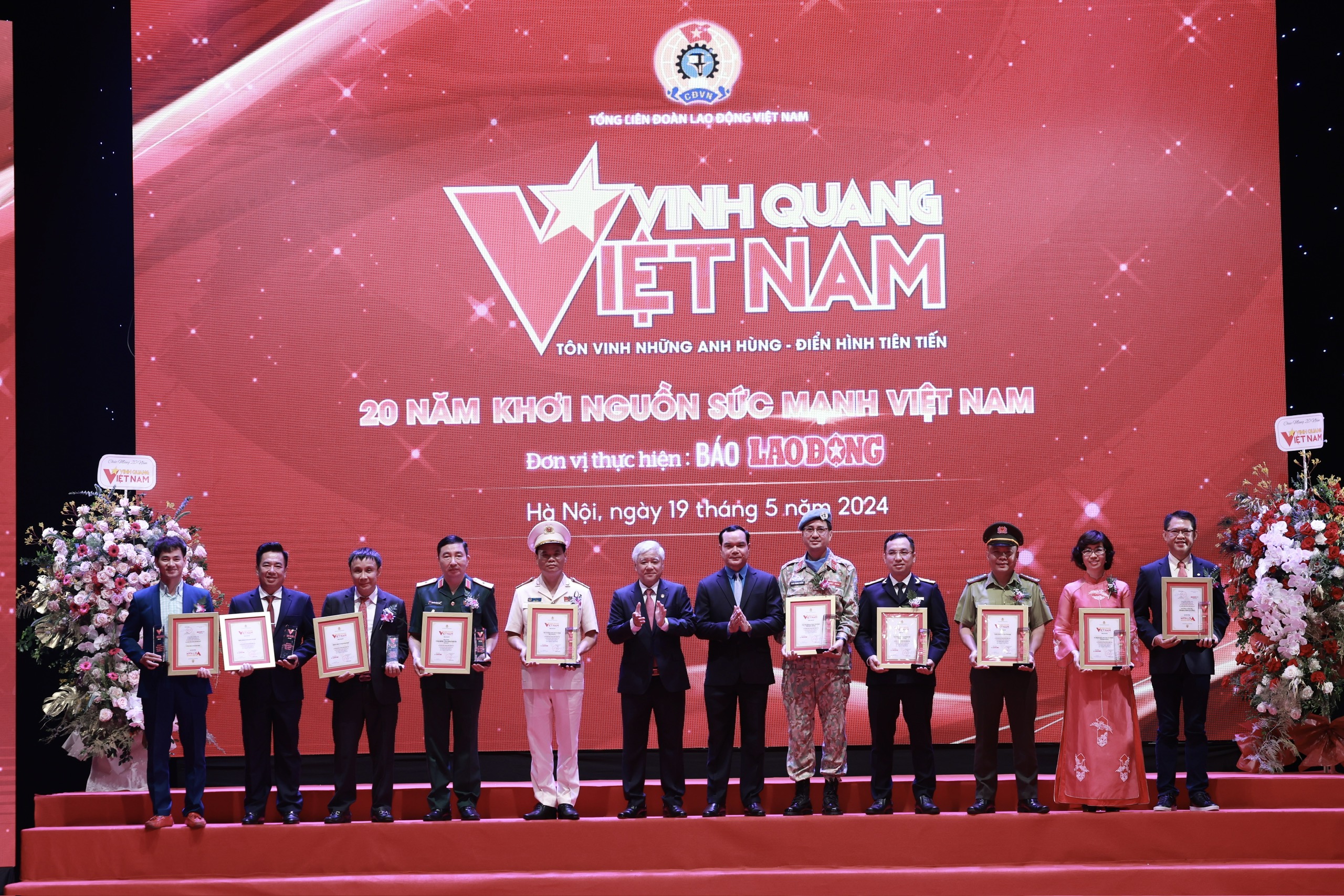 Ông Đỗ Văn Chiến - Ủy viên Bộ Chính trị, Bí thư Trung ương Đảng, Chủ tịch Ủy ban Trung ương Mặt trận Tổ quốc Việt Nam và ông Nguyễn Đình Khang - Chủ tịch Tổng Liên đoàn Lao Động Việt Nam trao biểu trưng và bằng khen cho 10 tập thể được vinh danh. Ảnh: Hải Nguyễn.