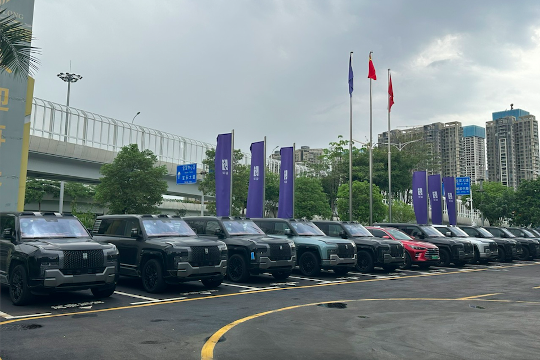 Các mẫu xe điệnYangWang U8 tại một showroom của BYD tại Thâm Quyến.