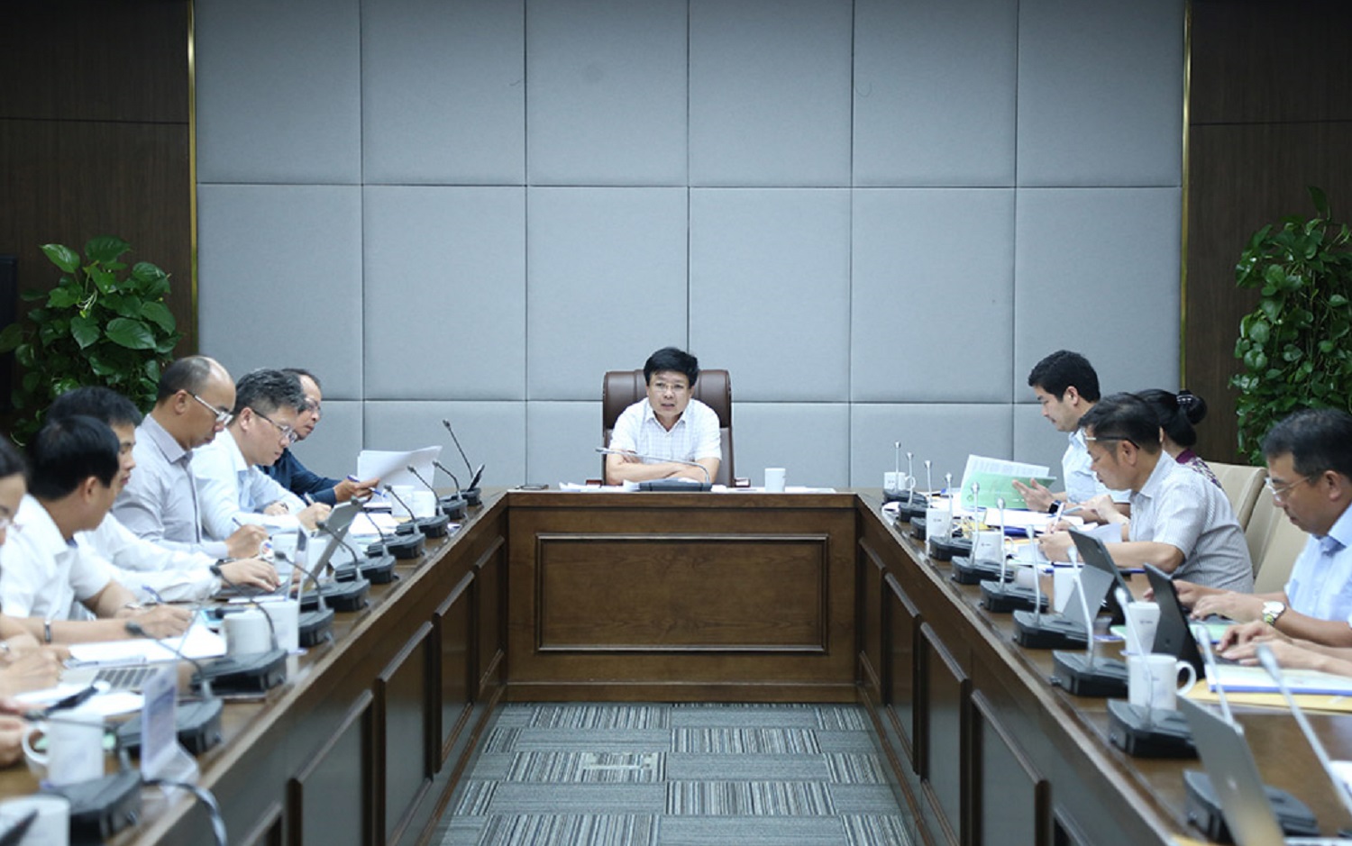 Phó Chủ tịch Ủy ban Quản lý vốn nhà nước tại doanh nghiệp Hồ Sỹ Hùng làm việc với TKV và các đơn vị liên quanvề nội dung Đề án phát triển tổng thể lĩnh vực bô xít- alumin- nhôm. Ảnh: CMSC.