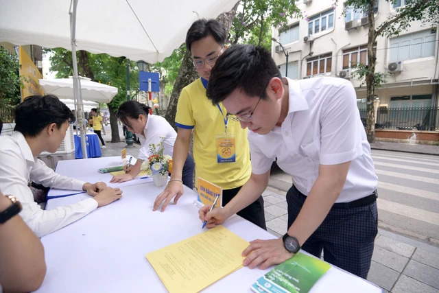 Các bạn trẻ đăng ký hiến mô, tạng. 