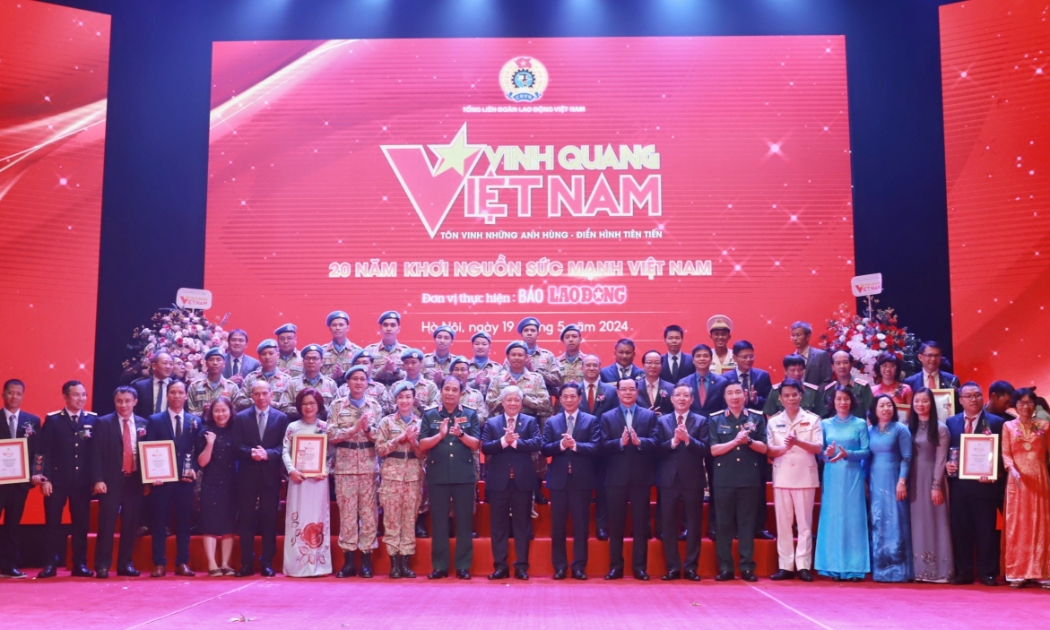 Các tập thể, cá nhân được vinh danh tại Chương trình Vinh quang Việt Nam 2024. Ảnh: Tô Thế.