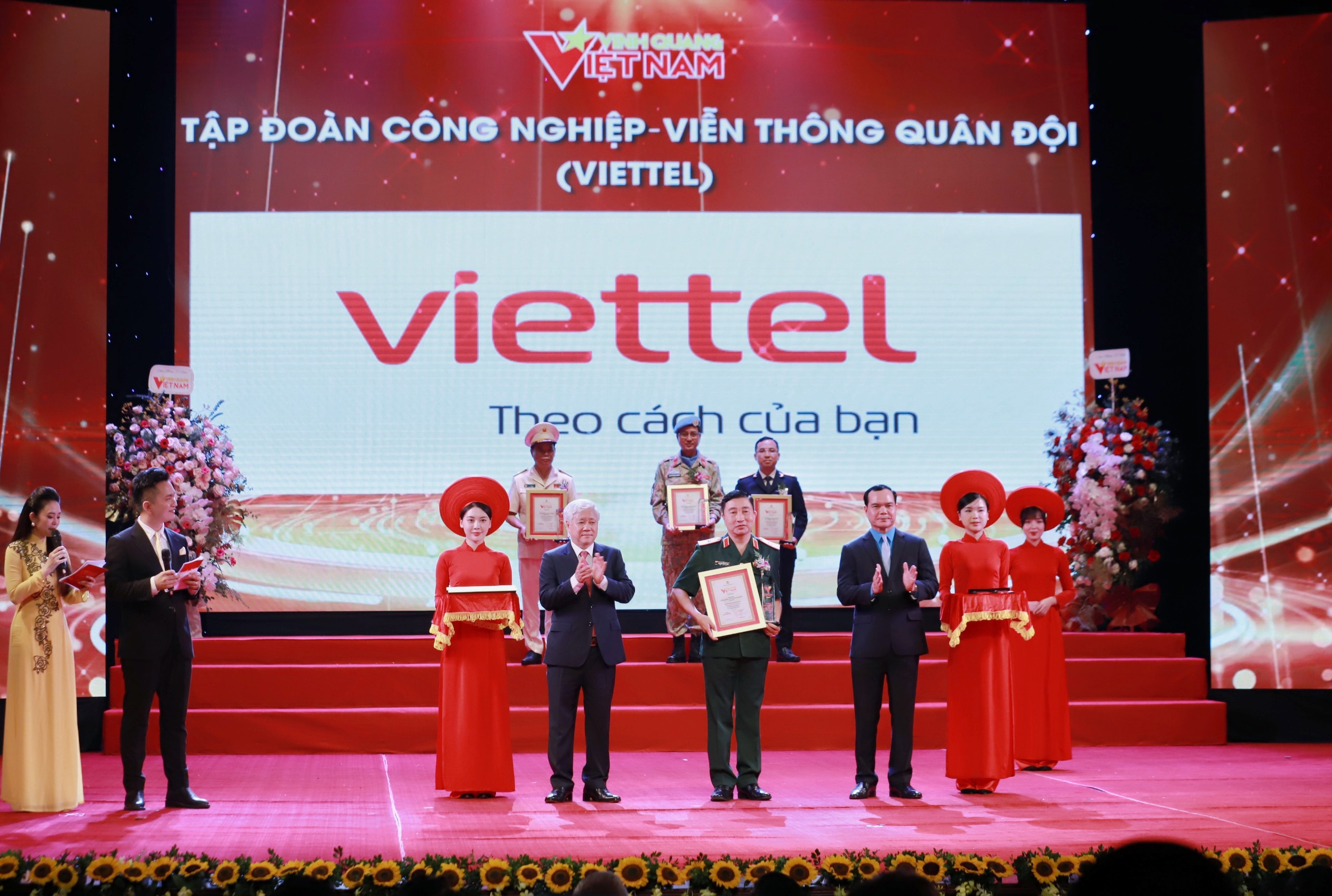Ông Đỗ Văn Chiến, Chủ tịch Ủy ban Trung ương Mặt trận Tổ quốc Việt Nam và ông Nguyễn Đình Khang, Chủ tịch Tổng Liên đoàn Lao Động Việt Nam trao biểu trưng và bằng khen cho Tập đoàn Công nghiệp - Viễn thông Quân đội (Viettel). Ảnh: Tô Thế.