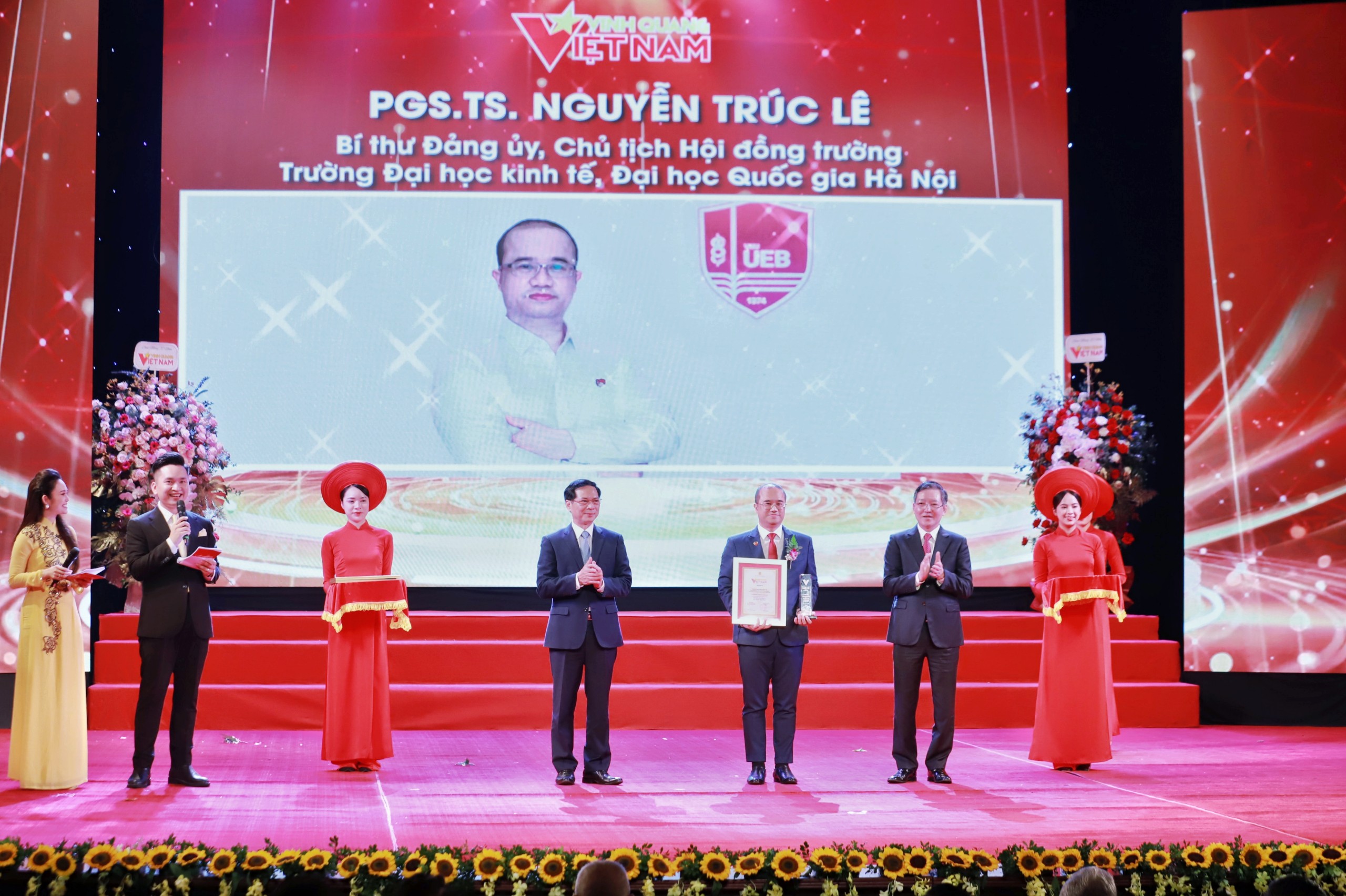 Ông Bùi Thanh Sơn, Bộ trưởng Bộ Ngoại giao và ông Lương Quốc Đoàn, Chủ tịch Hội Nông dân Việt Nam trao biểu trưng và bằng khen cho các cá nhân được vinh danh. Ảnh: Hải Nguyễn.