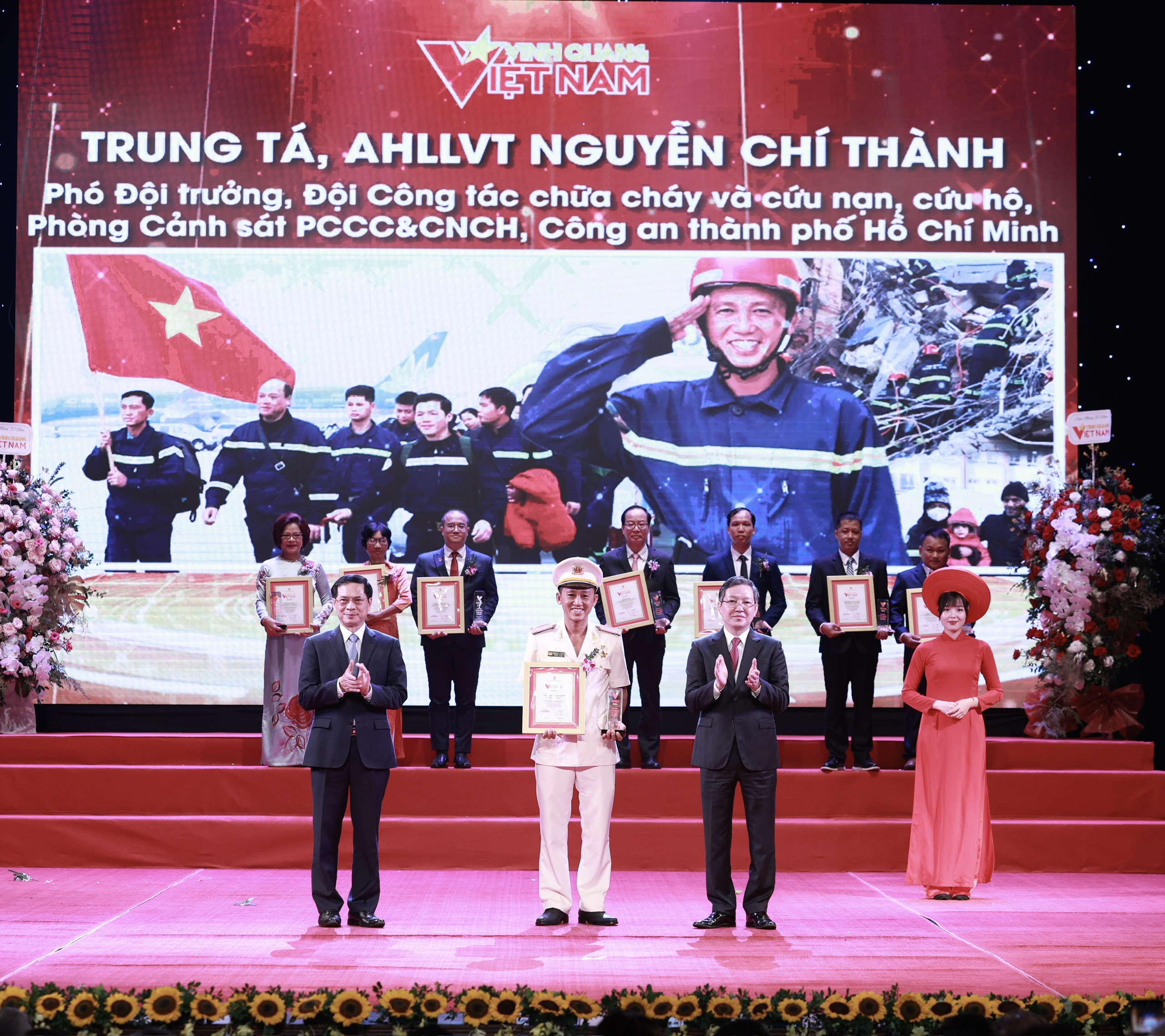 Anh hùng lực lượng vũ trang Nhân dân, Trung tá Nguyễn Chí Thành, Phó Đội trưởng, Đội Công tác chữa cháy và cứu nạn, cứu hộ, Phòng Cảnh sát phòng cháy, chữa cháy và cứu nạn, cứu hộ, Công an TP. HCM là 1 trong 10 cá nhân được vinh danh. Ảnh: Hải Nguyễn.