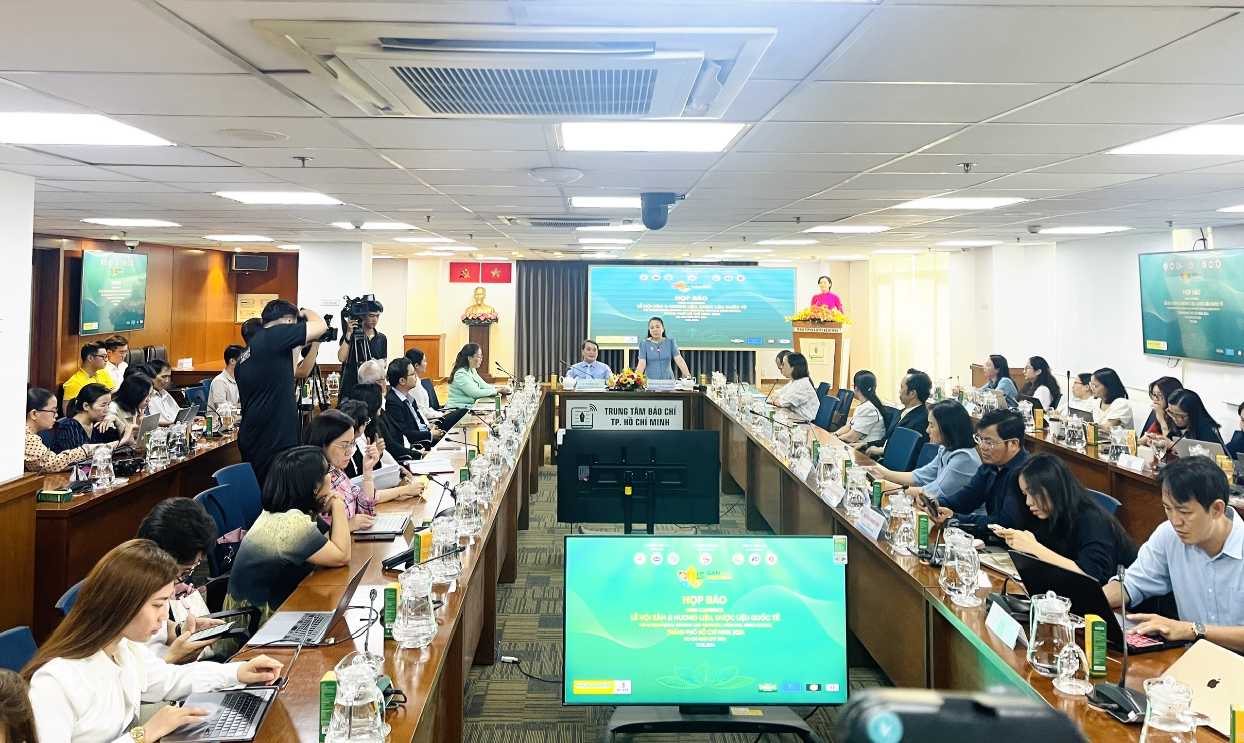 To&agrave;n cảnh họp b&aacute;o&nbsp;th&ocirc;ng tin về Lễ hội s&acirc;m v&agrave; hương liệu, dược liệu quốc tế lần đầu tổ chức tại TP.HCM.