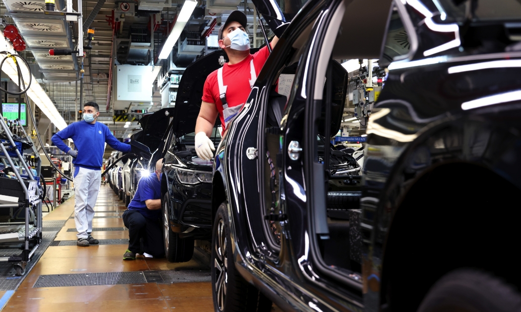 Trong một nhà máy của hãng xe Volkswagen ở Đức - Ảnh: Bloomberg.