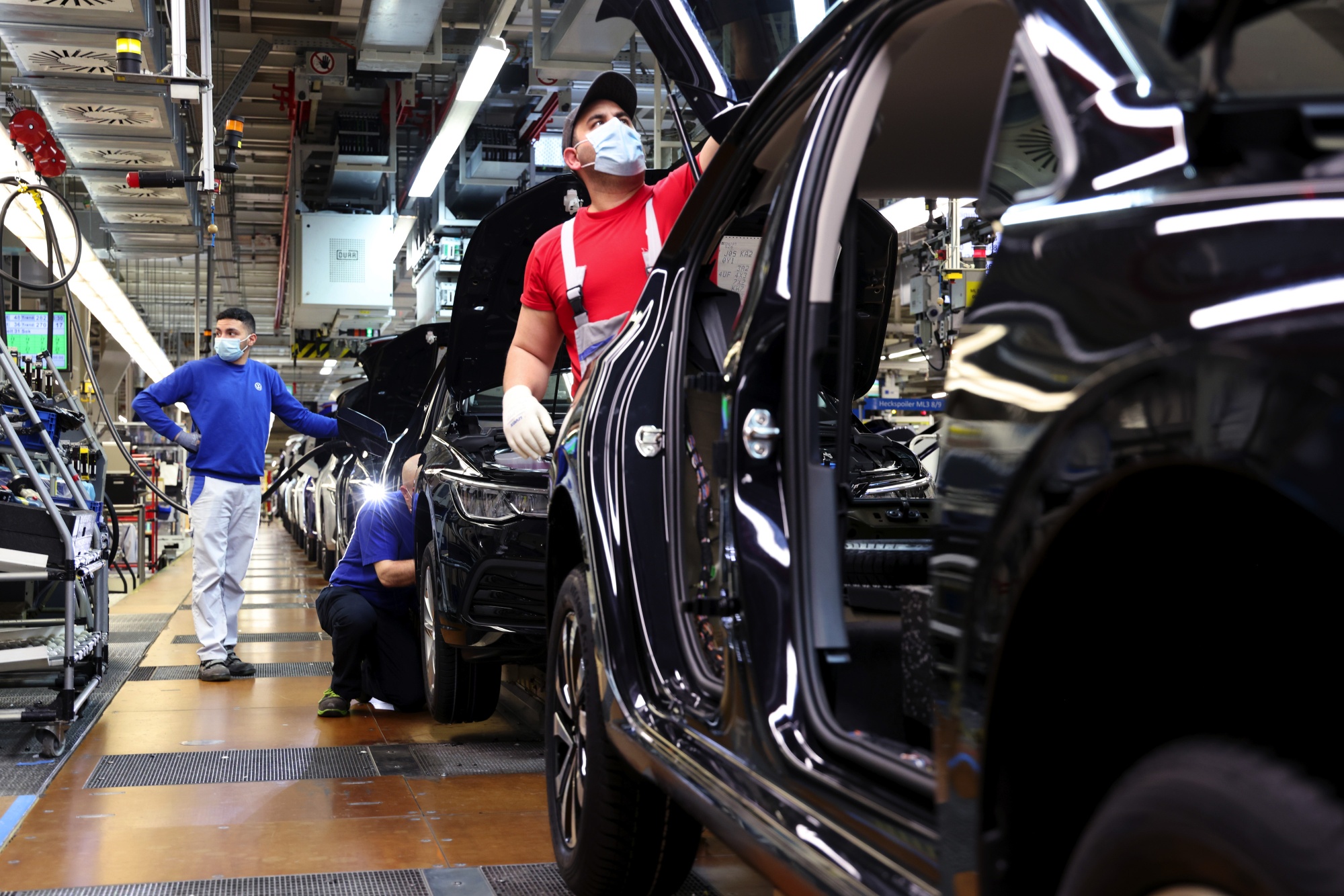 Trong một nhà máy của hãng xe Volkswagen ở Đức - Ảnh: Bloomberg.