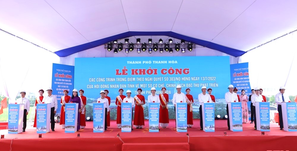 Lãnh đạo tỉnh Thanh Hóa cùng các nhà thầu thực hiện nghi lễ khởi công các công trình
