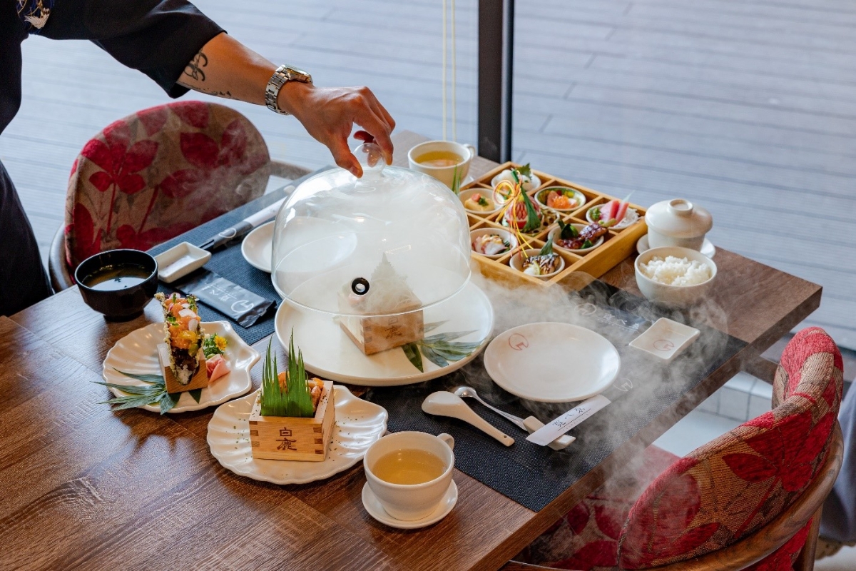 Thưởng thức ẩm thực Nhật Bản ngay trong tổ hợp kho&aacute;ng n&oacute;ng.