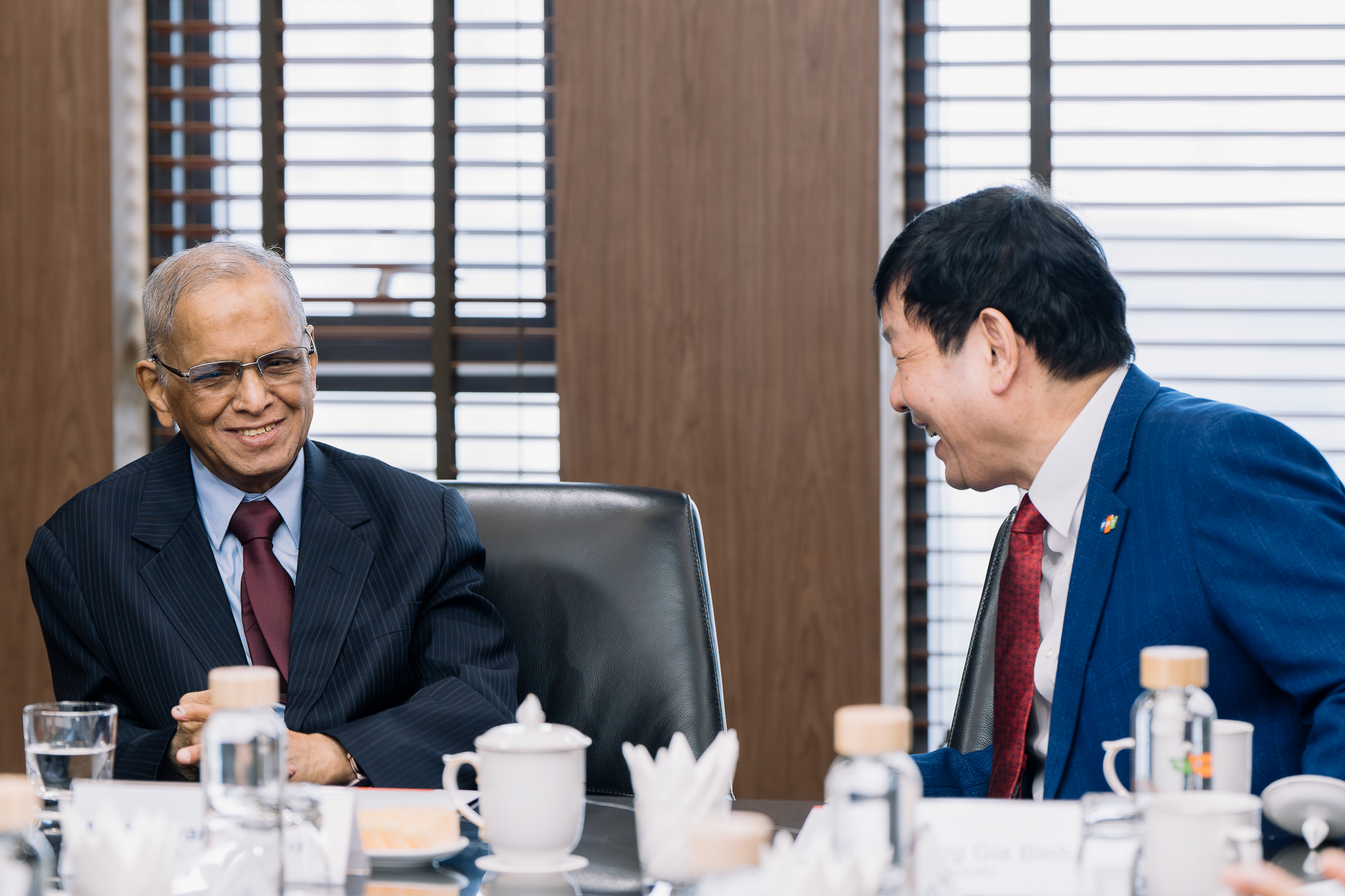 Ông Narayana Murthy (trái) trở thành huyền thoại Công nghệ thông tin và được ví như Bill Gates của Ấn Độ trao đổi cùng Chủ tịch Tập đoàn FPT Trương Gia Bình.
