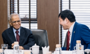 Ông Narayana Murthy (trái) trở thành huyền thoại Công nghệ thông tin và được ví như Bill Gates của Ấn Độ trao đổi cùng Chủ tịch Tập đoàn FPT Trương Gia Bình. 