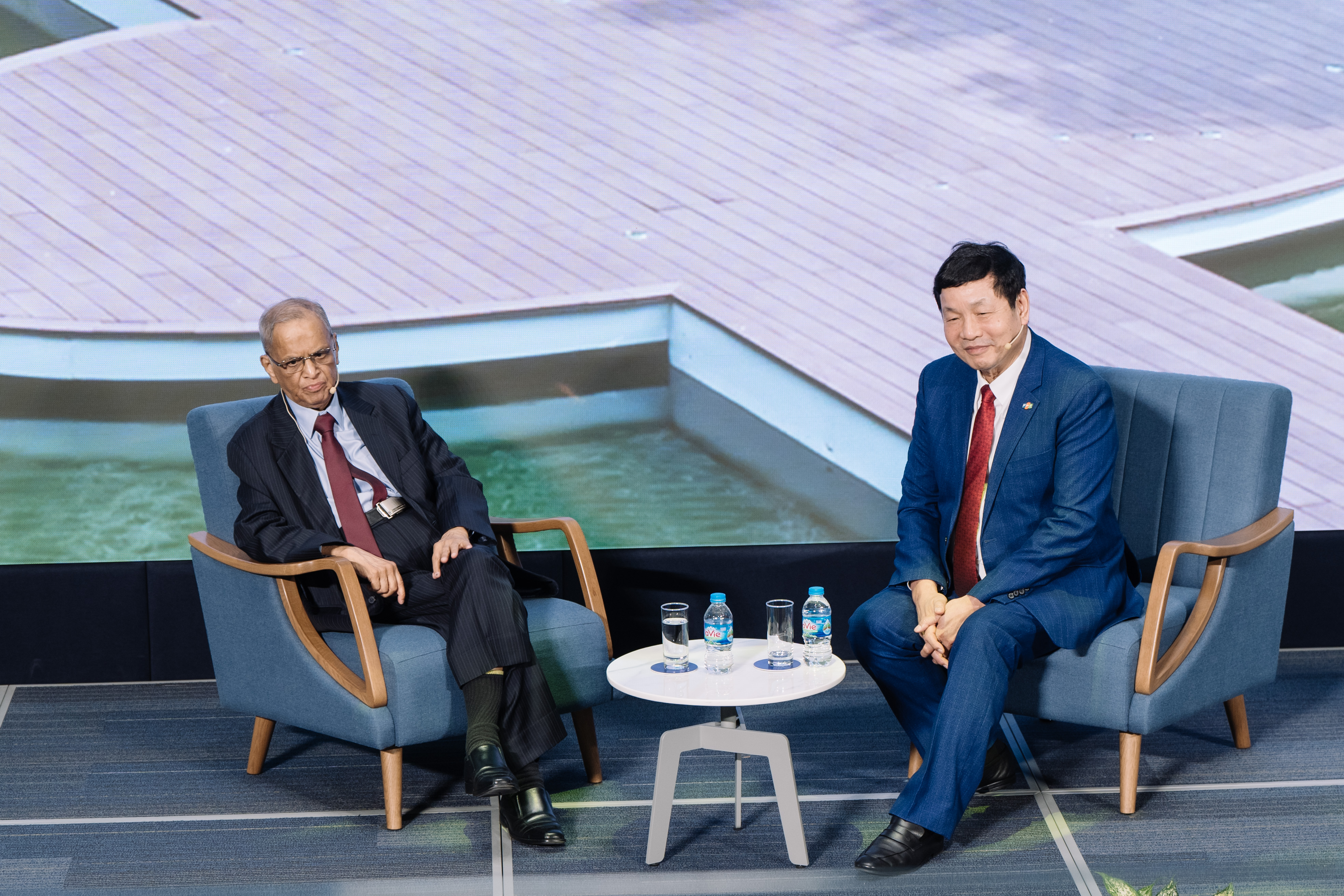 Tỷ phú Narayana Murthy (bìa trái) trò chuyện với Chủ tịch FPT Trương Gia Bình trong cuộc đối thoại với cộng đồng doanh nghiệp công nghệ chiều 20/5 