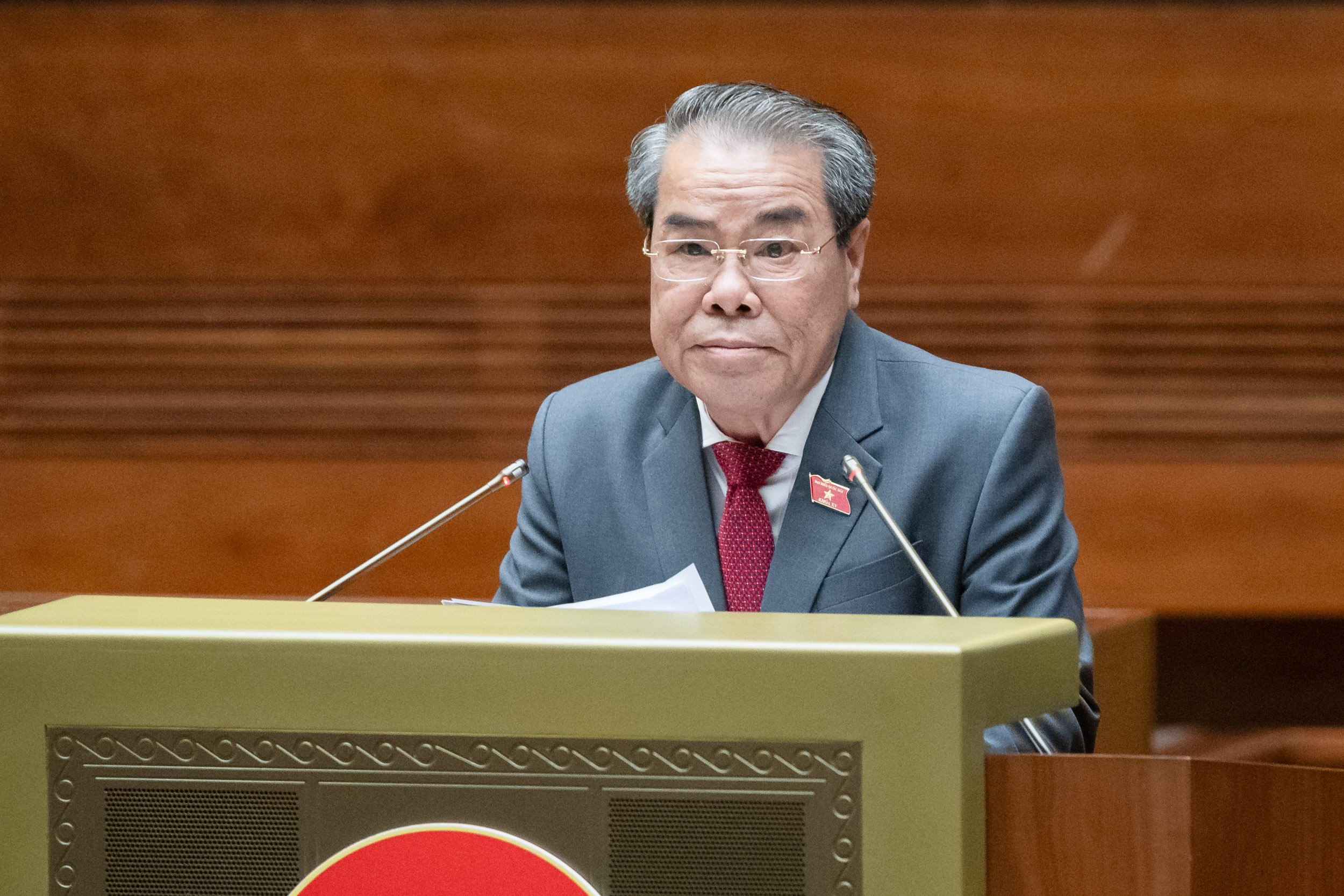 Trưởng Ban Dân nguyện thuộc Ủy ban Thường vụ Quốc hội Dương Thanh Bình báo cáo kết quả giám sát việc giải quyết kiến nghị của cử tri. Ảnh: Quochoi.vn.
