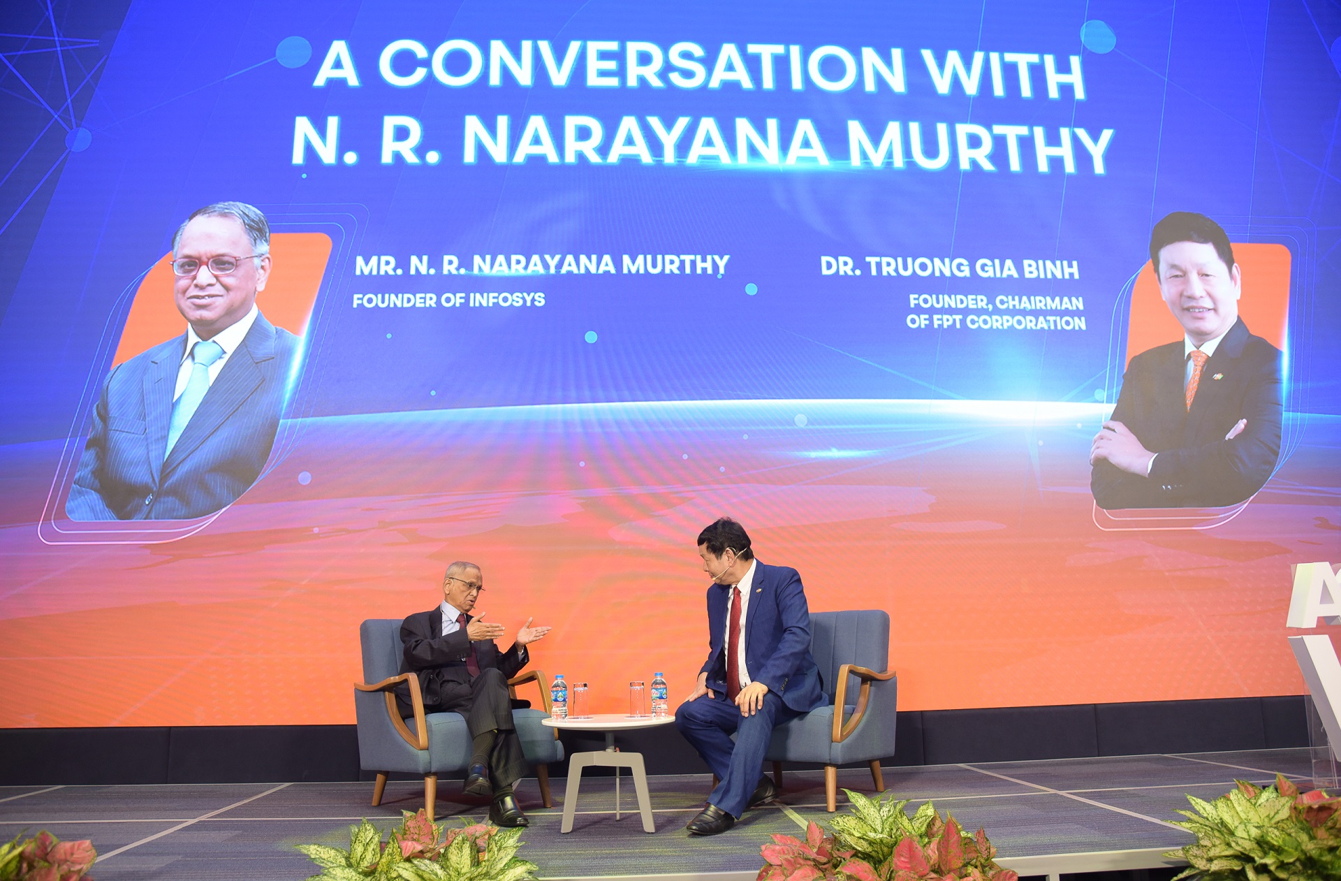 Ông Narayana Murthy và ông Trương Gia Bình đã có nhiều chia sẻ truyền cảm hứng về câu chuyện ra nước ngoài của Việt Nam